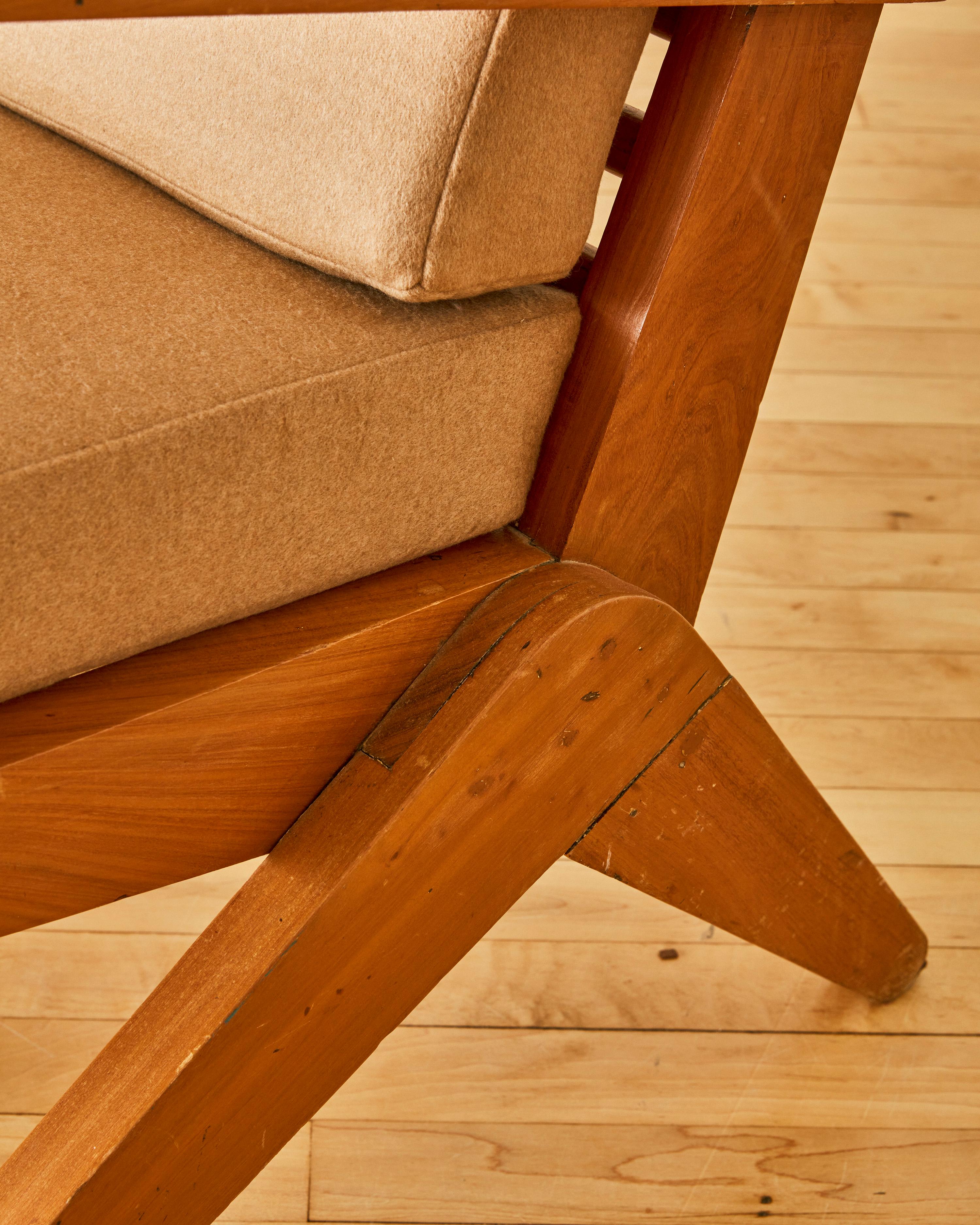 Bois Une paire de chaises longues attribuée à Lina Bo Bardi en vente