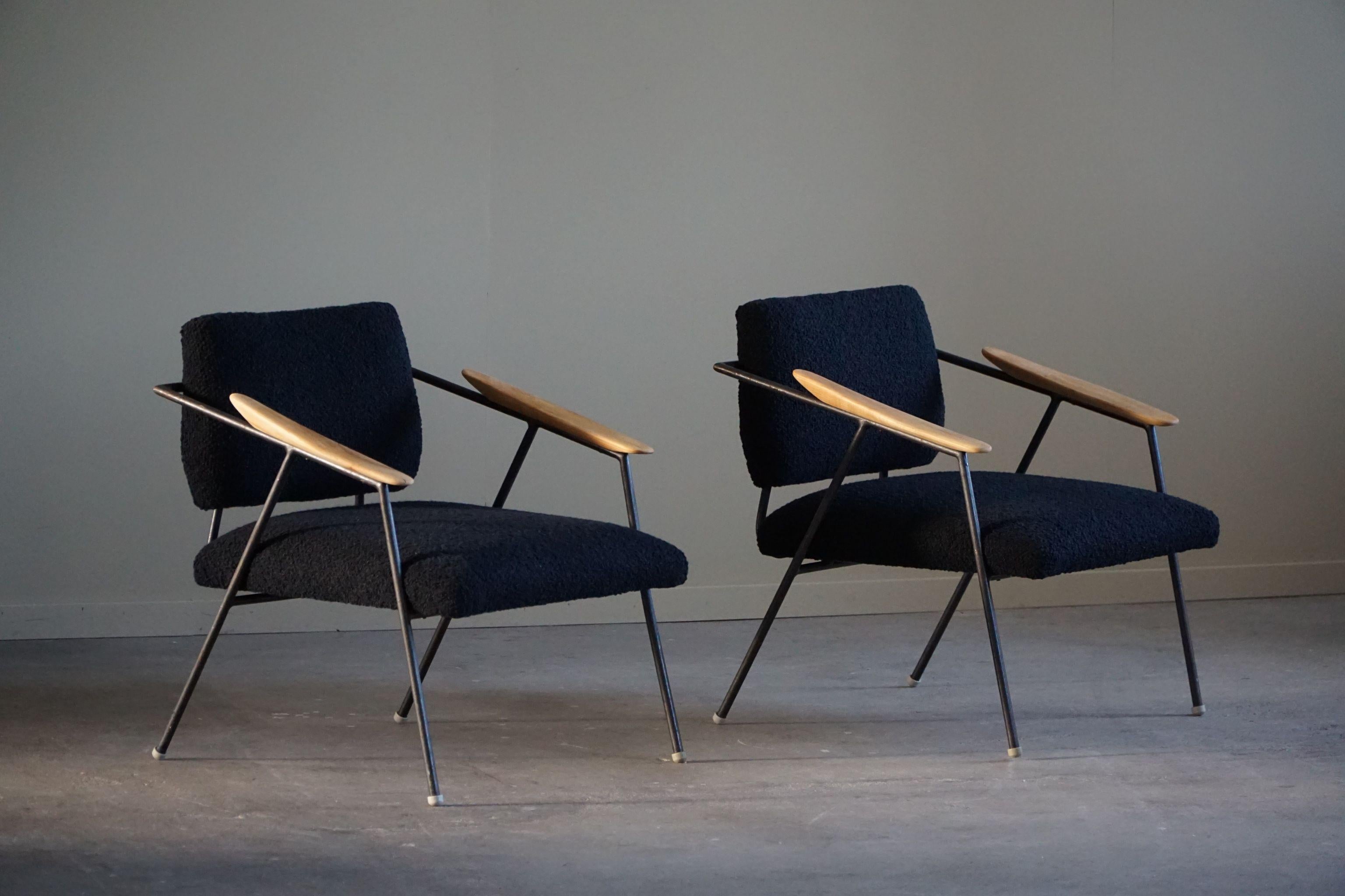 Dieses Paar Loungesessel, das in den 1960er Jahren in Deutschland im Bauhaus-Stil hergestellt wurde, verbindet mühelos Form und Funktion. Die Stühle verfügen über ein elegantes Metallgestell, das die für das Bauhaus-Design charakteristische