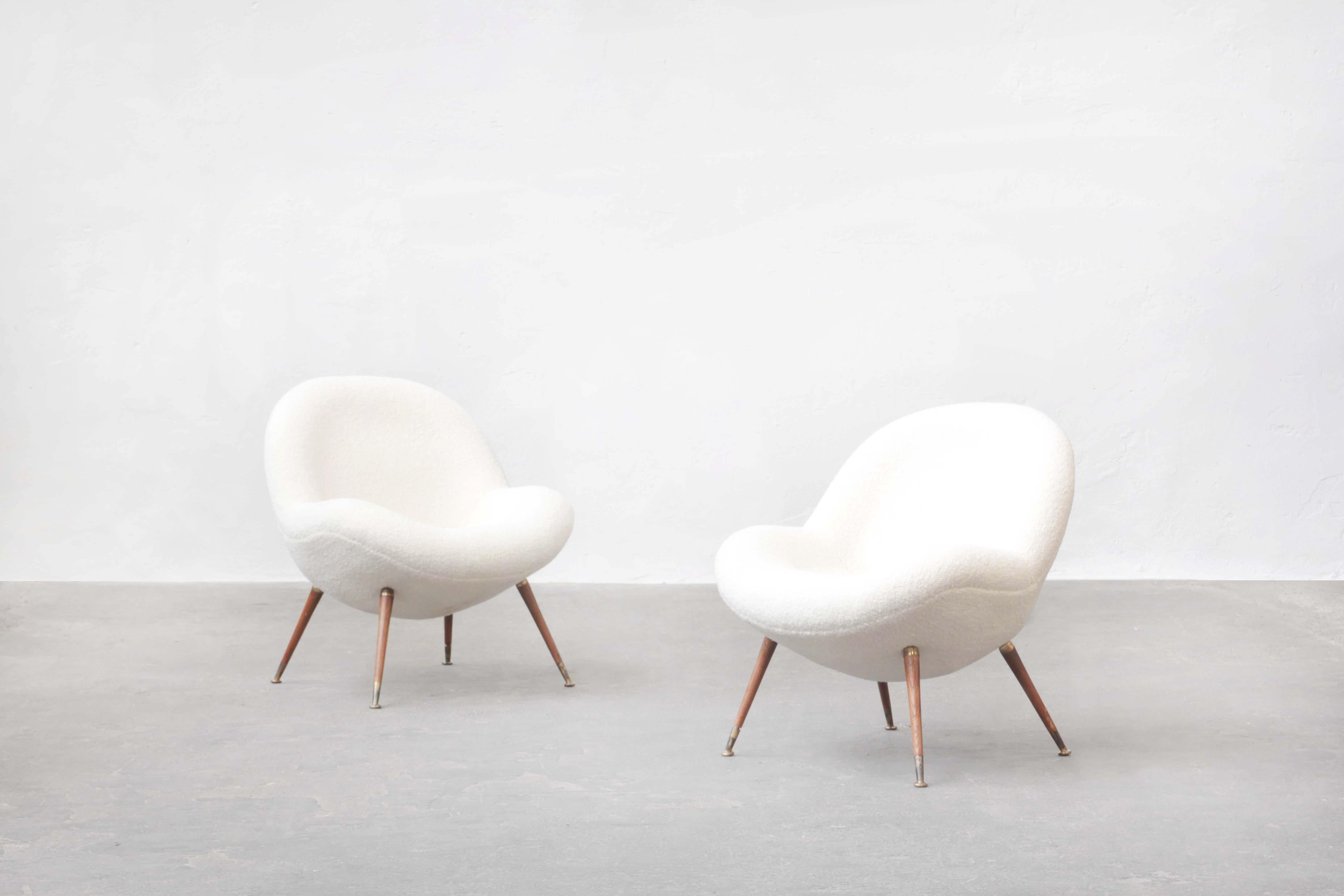 Lounge chair, new upholstery, white creme boucle by DEDAR, wooden legs with brass elements, designed by Fritz Neth and produced by Correcta in Germany, 1955.

A single lounge chair, designed by German Fritz Neth in the 1950s. Organically shaped