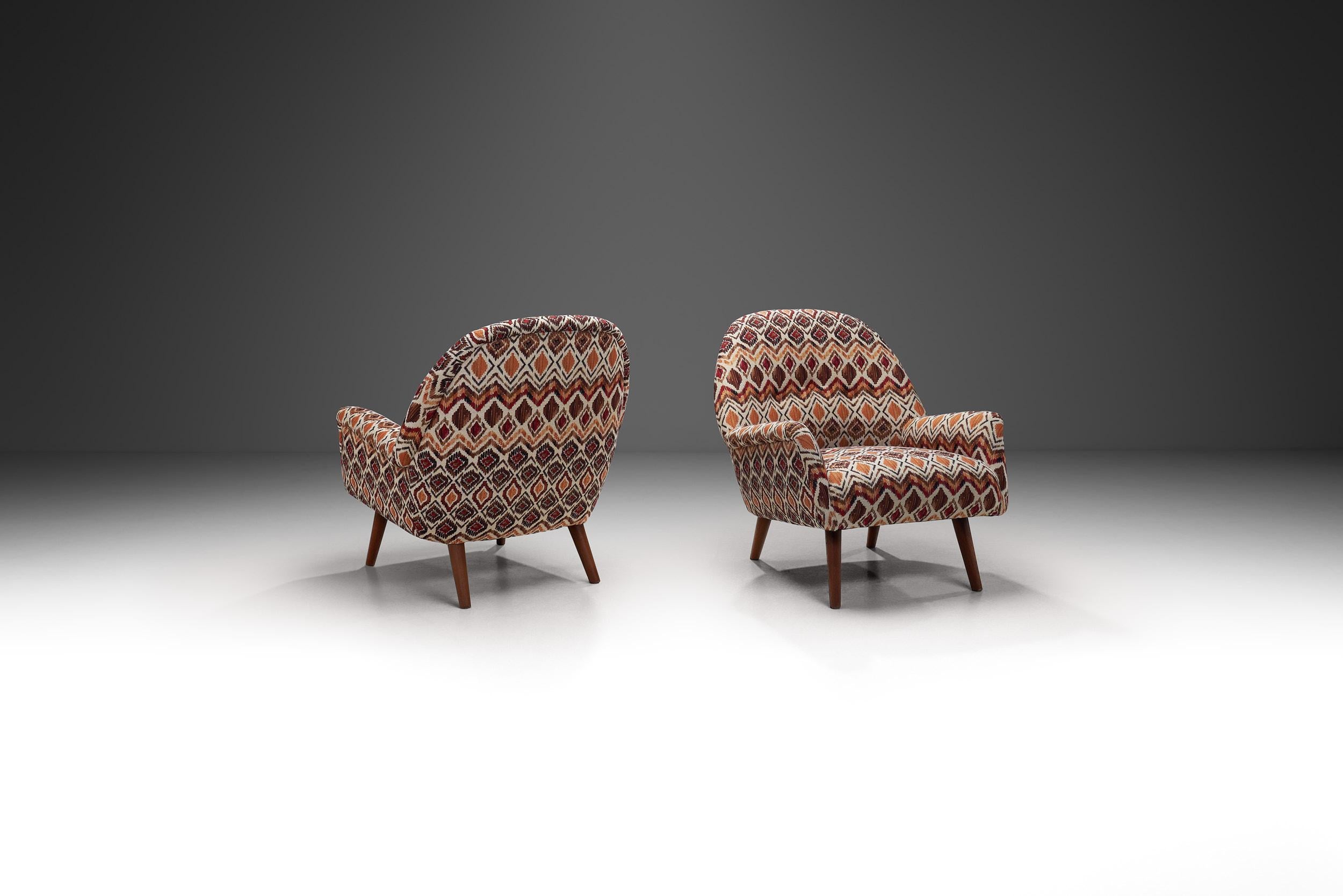 Mid-Century Modern A Pair of Lounge Chairs in Kelim Upholstery, Europe ca 1960s For Sale