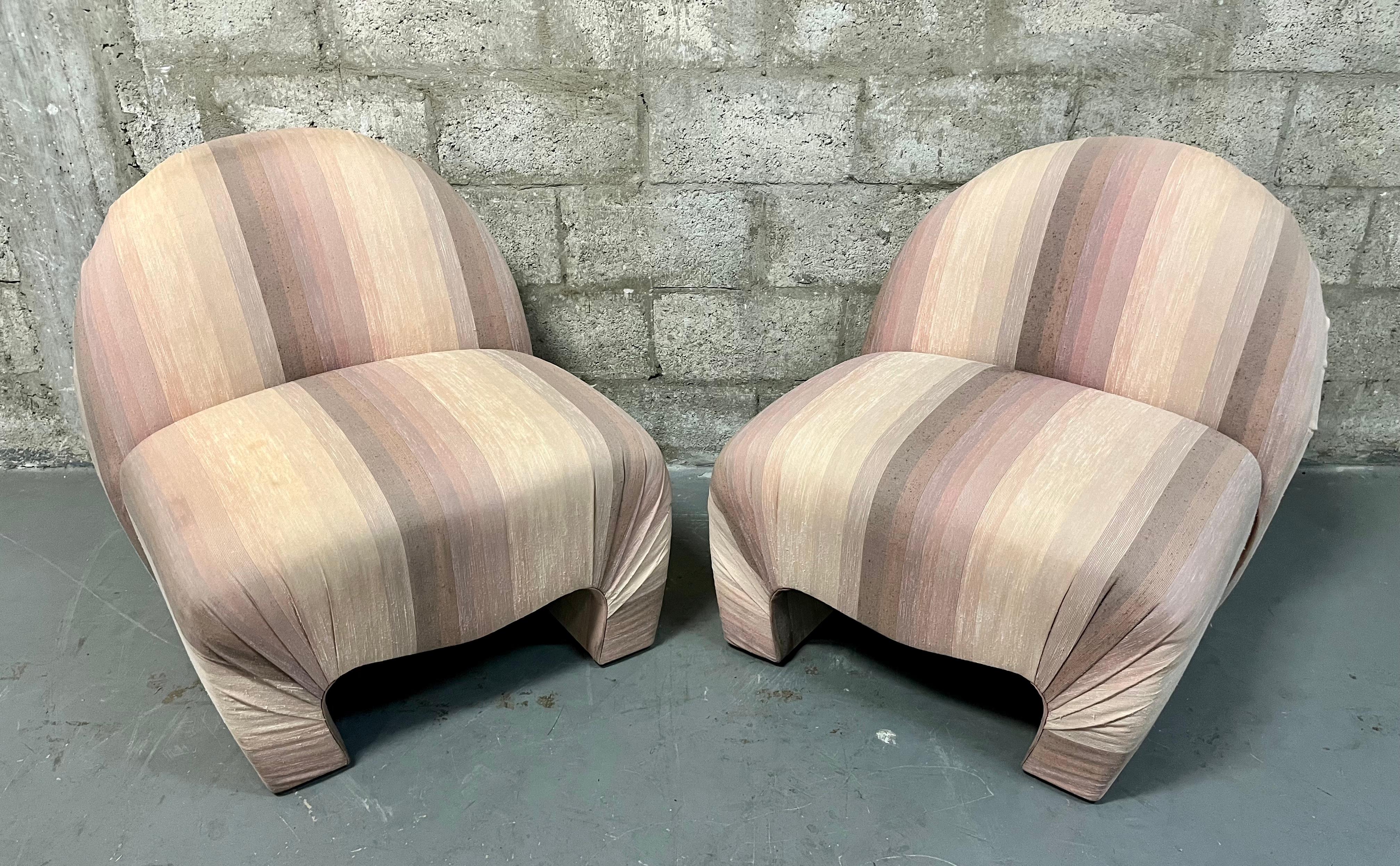American A Pair of Lounge Chairs in the Vladimir Kagan for Weiman Style. Circa 1980s For Sale