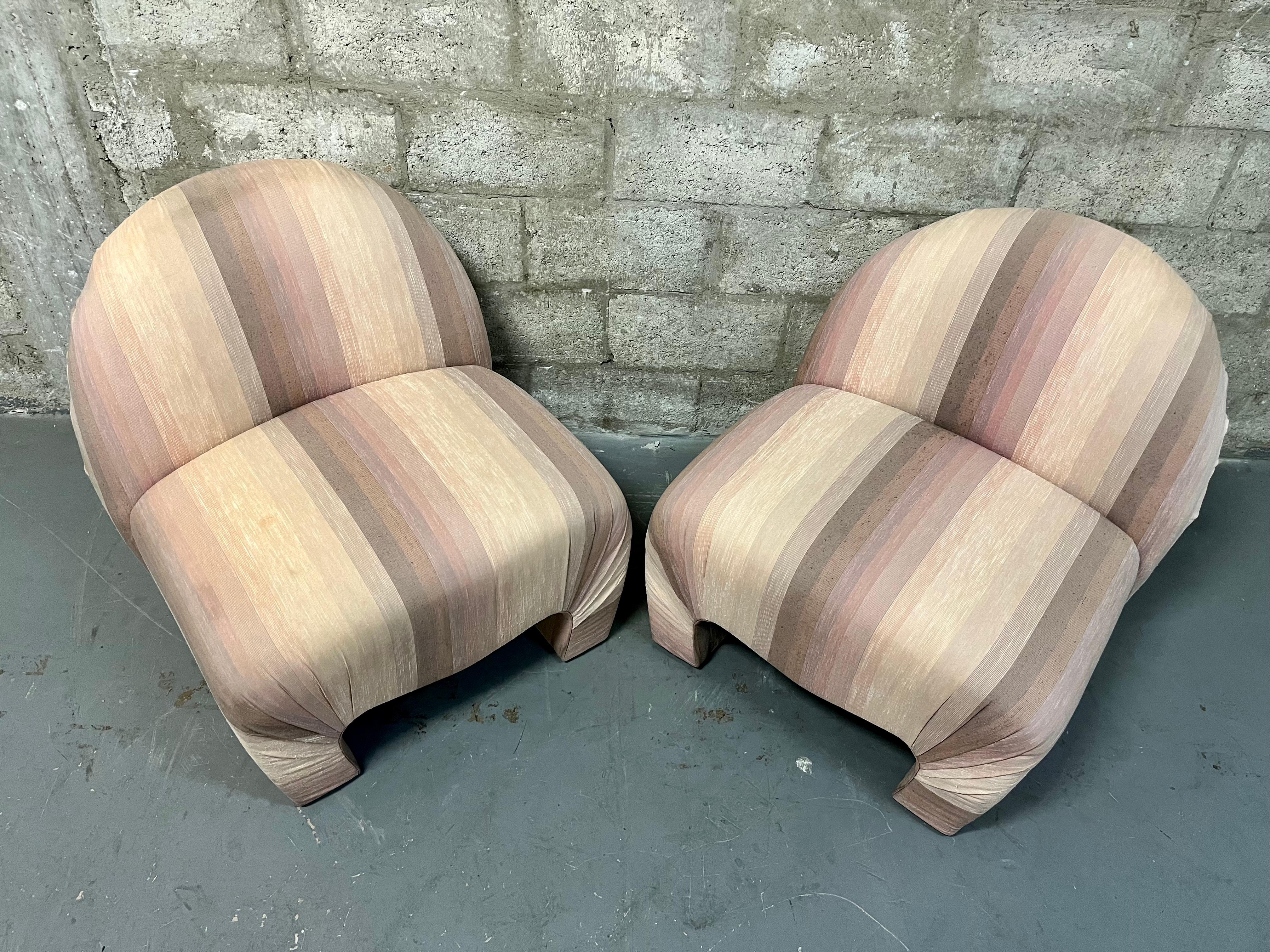 A Pair of Lounge Chairs in the Vladimir Kagan for Weiman Style. Circa 1980s In Good Condition In Miami, FL