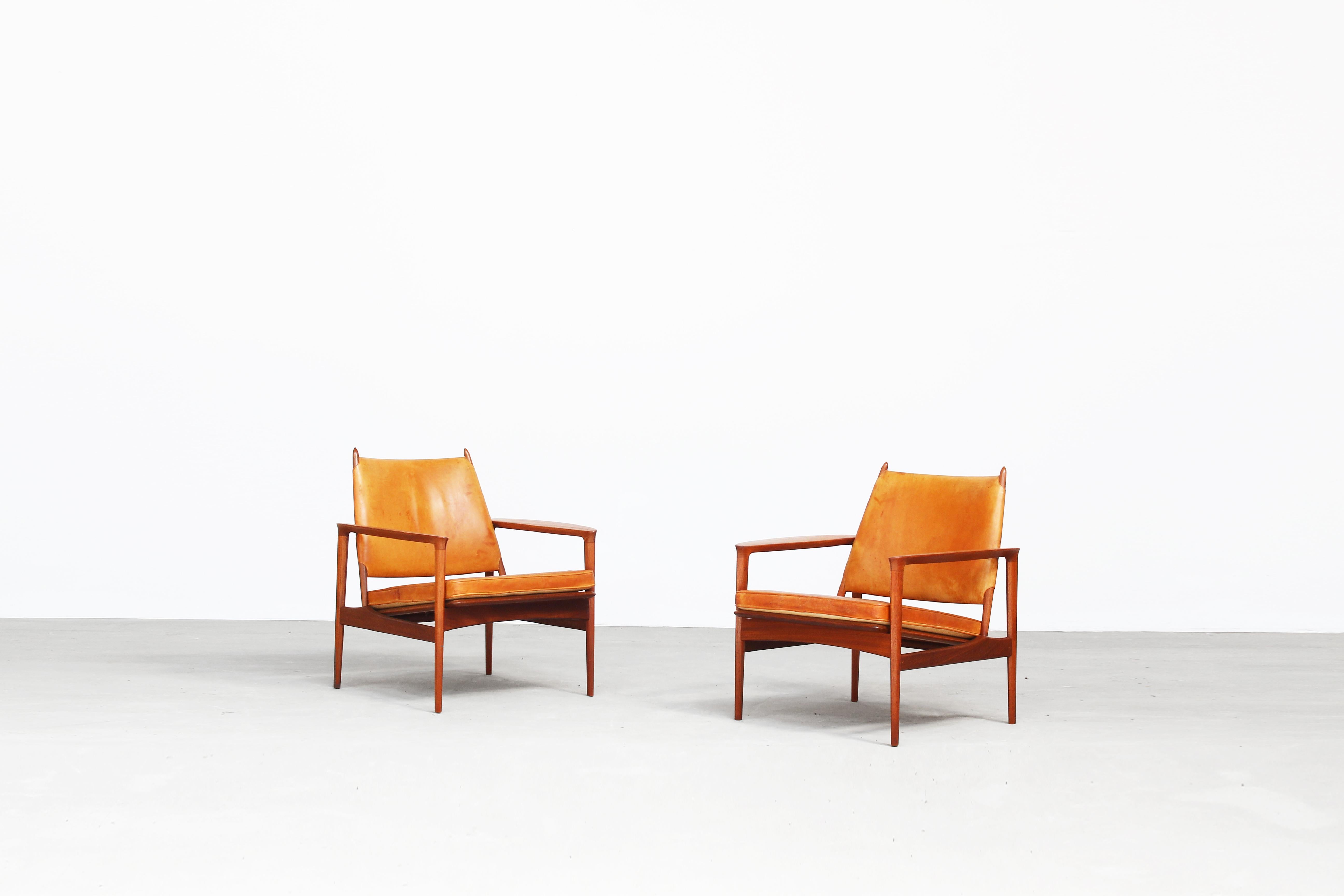 Very rare and beautiful pair of lounge chairs designed by Torbjørn Afdal and produced by Svein Bjørneng in Norway, 1958.
These chairs are in an original condition and come with a perfectly patinated leather. The wooden frames are in an excellent