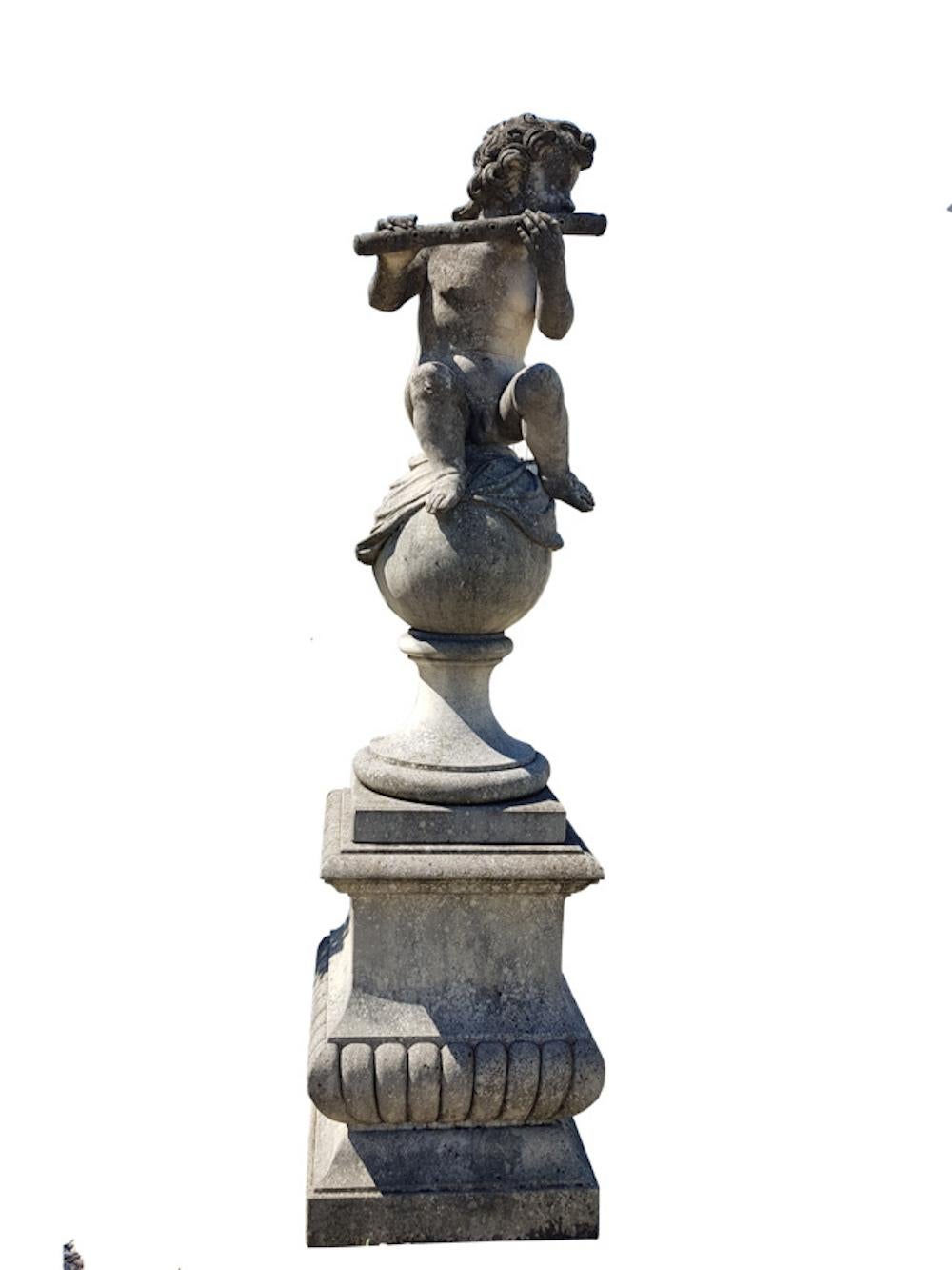 Paar schöne italienische Gartenstatuen aus Putto-Stein, die Musiker darstellen (Italienisch) im Angebot