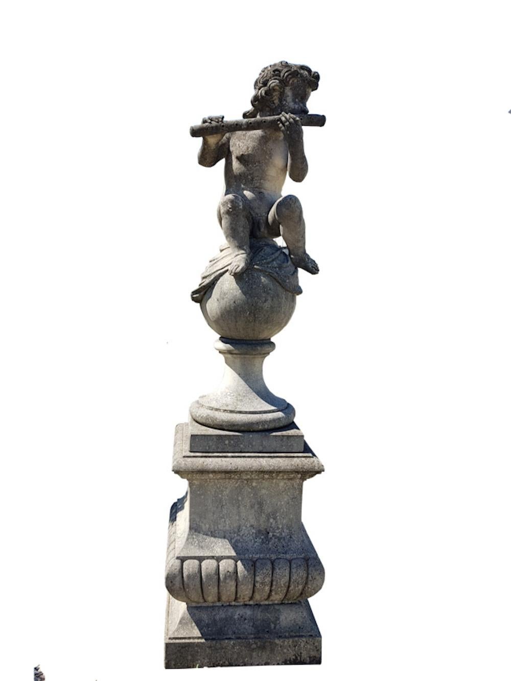 Paar schöne italienische Gartenstatuen aus Putto-Stein, die Musiker darstellen im Angebot 2