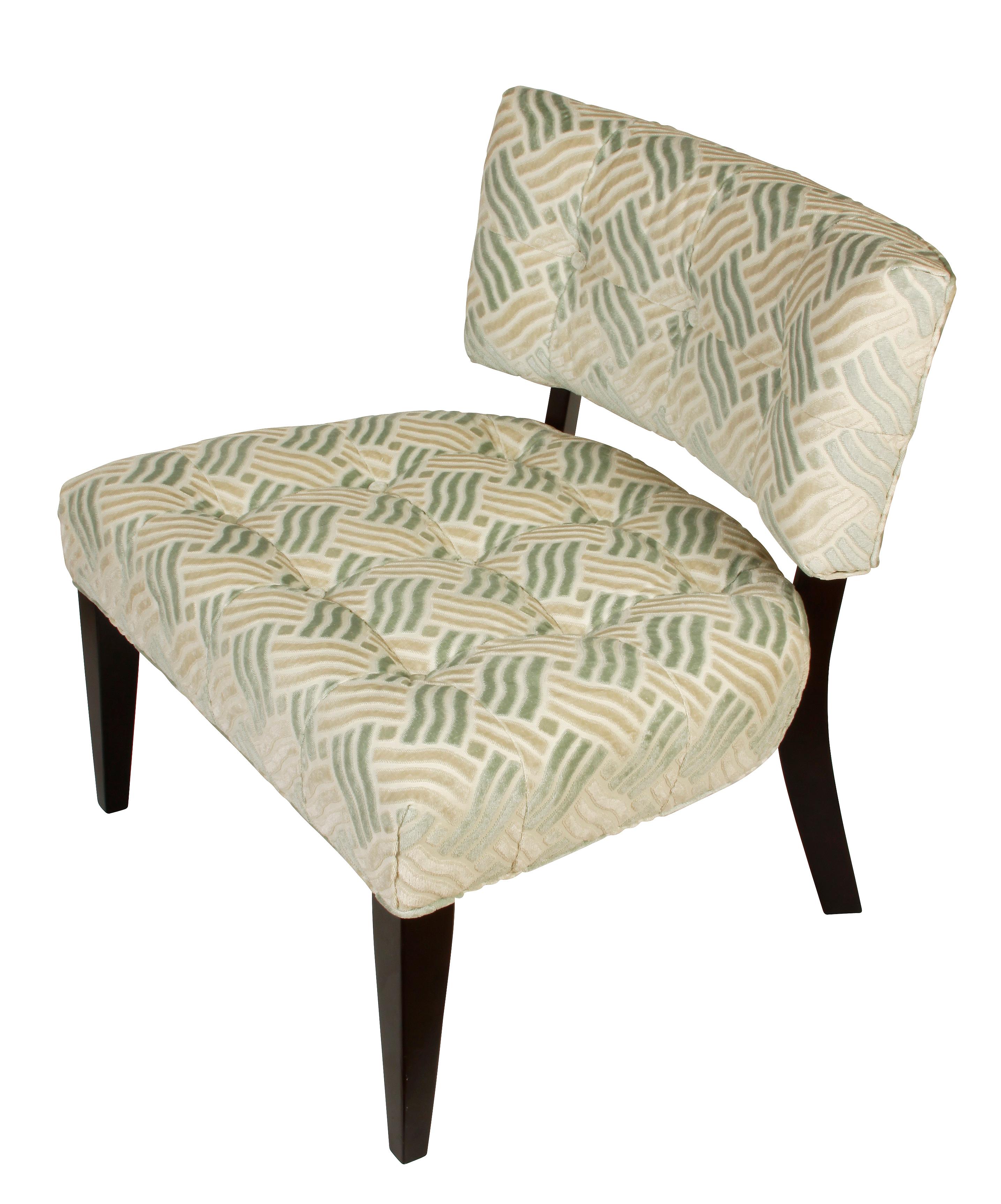 Une paire de chaises basses modernes du milieu du siècle en tissu de velours fretté avec des pieds ébénisés. Dossier touffeté incurvé et assise large touffetée.