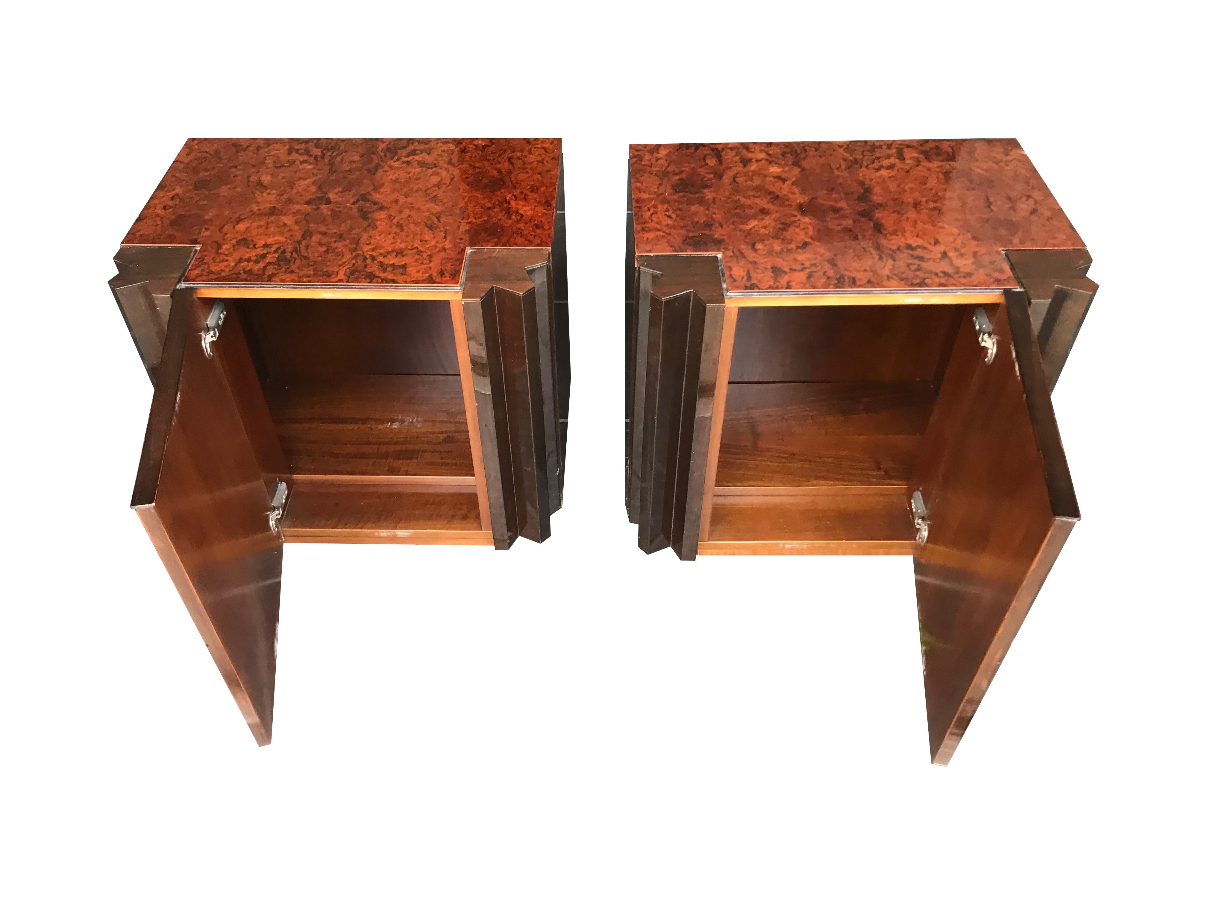 Wood Pair of Italian 1970s Burl Walnut Bedside Cabinets by Luciano Frigerio For Sale