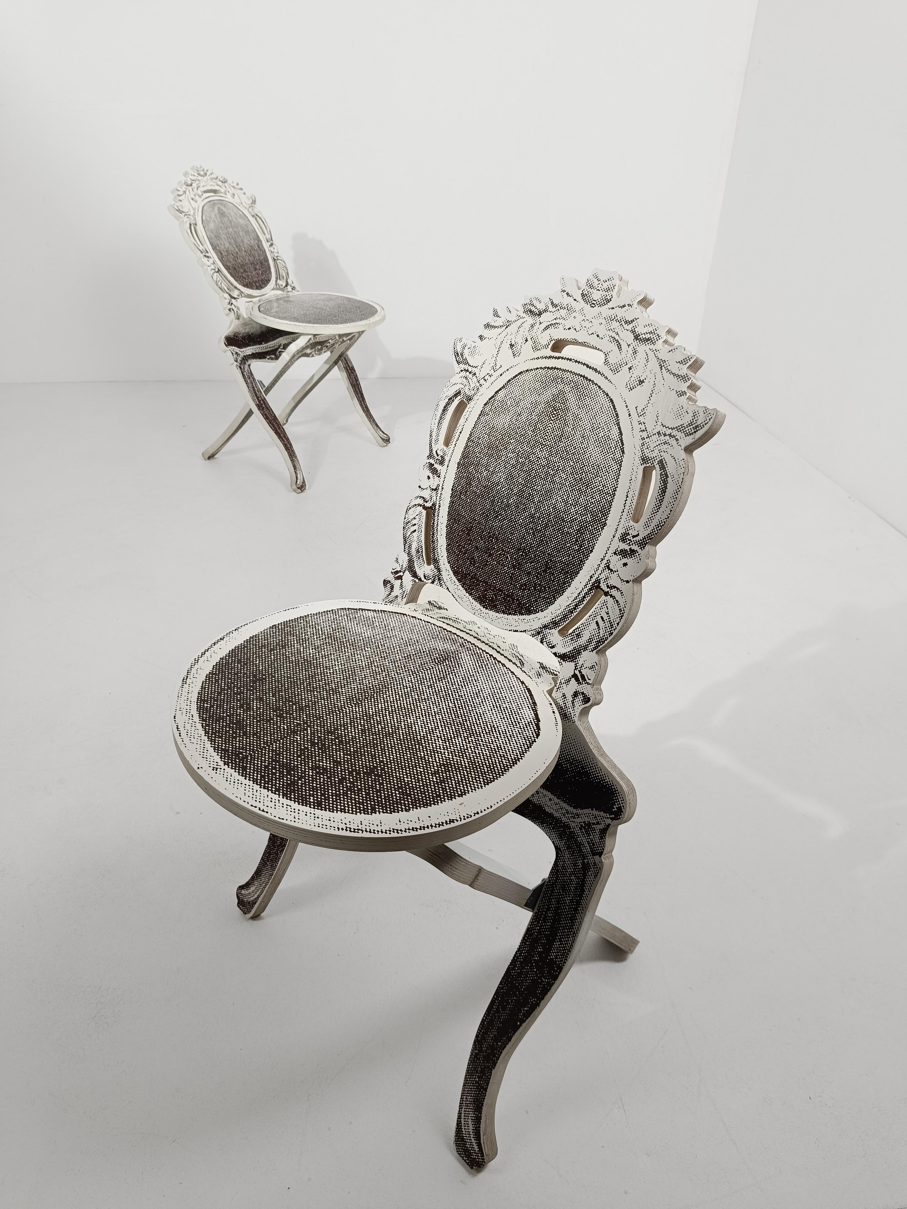 I propose a pair of fun and unusual folding chairs that will transform your living room into a Royal reception area.
Inspired by the court seating chairs of Louis XV, these folding chairs succeed in an impossible mission, combining the excessive