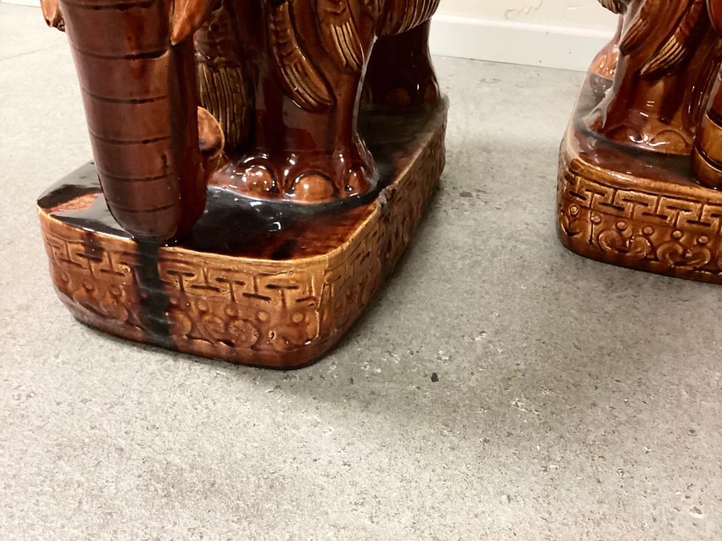 Ein Paar prächtiger glasierter Keramik-Gartenhocker mit Elefantenmotiv im Zustand „Starke Gebrauchsspuren“ im Angebot in Bridgeport, CT