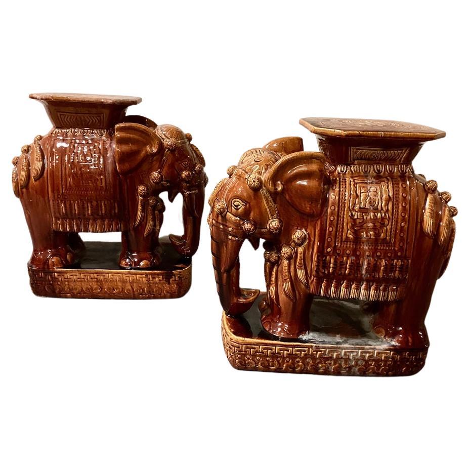 Ein Paar prächtiger glasierter Keramik-Gartenhocker mit Elefantenmotiv im Angebot