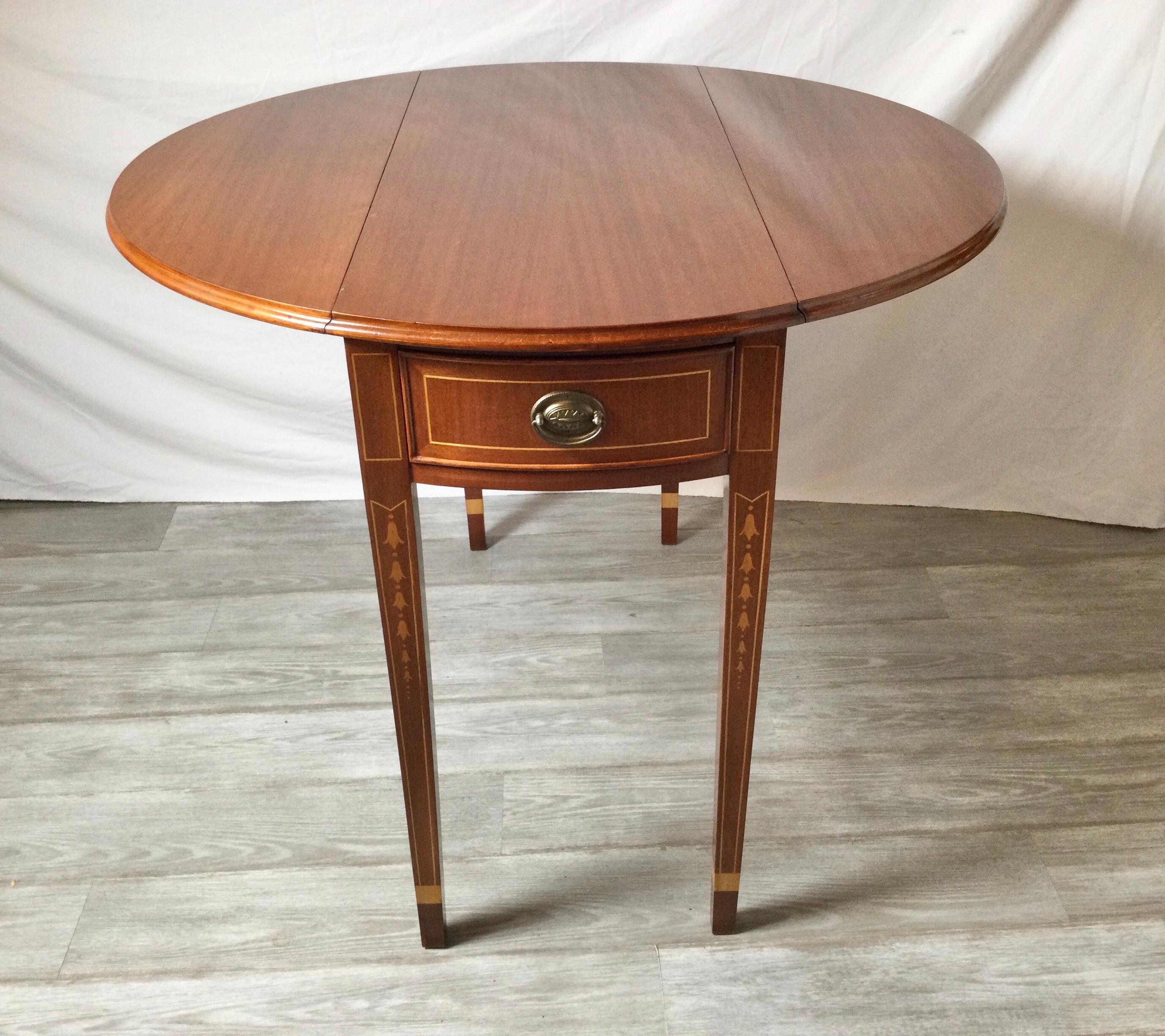 Pair of Mahogany and Satinwood Inlaid Pembroke Tables In Good Condition In Lambertville, NJ