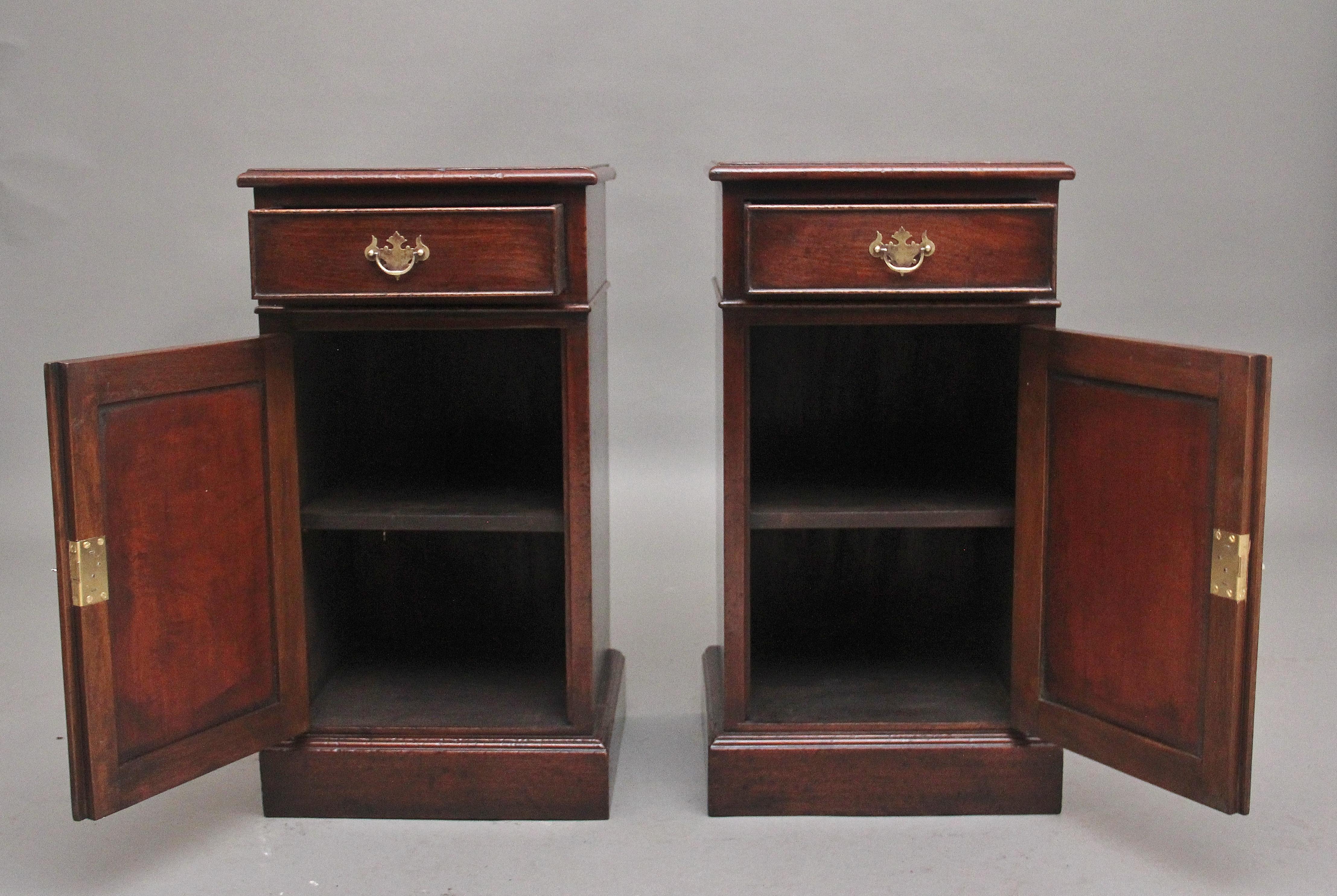 British A pair of mahogany bedside cabinets  For Sale