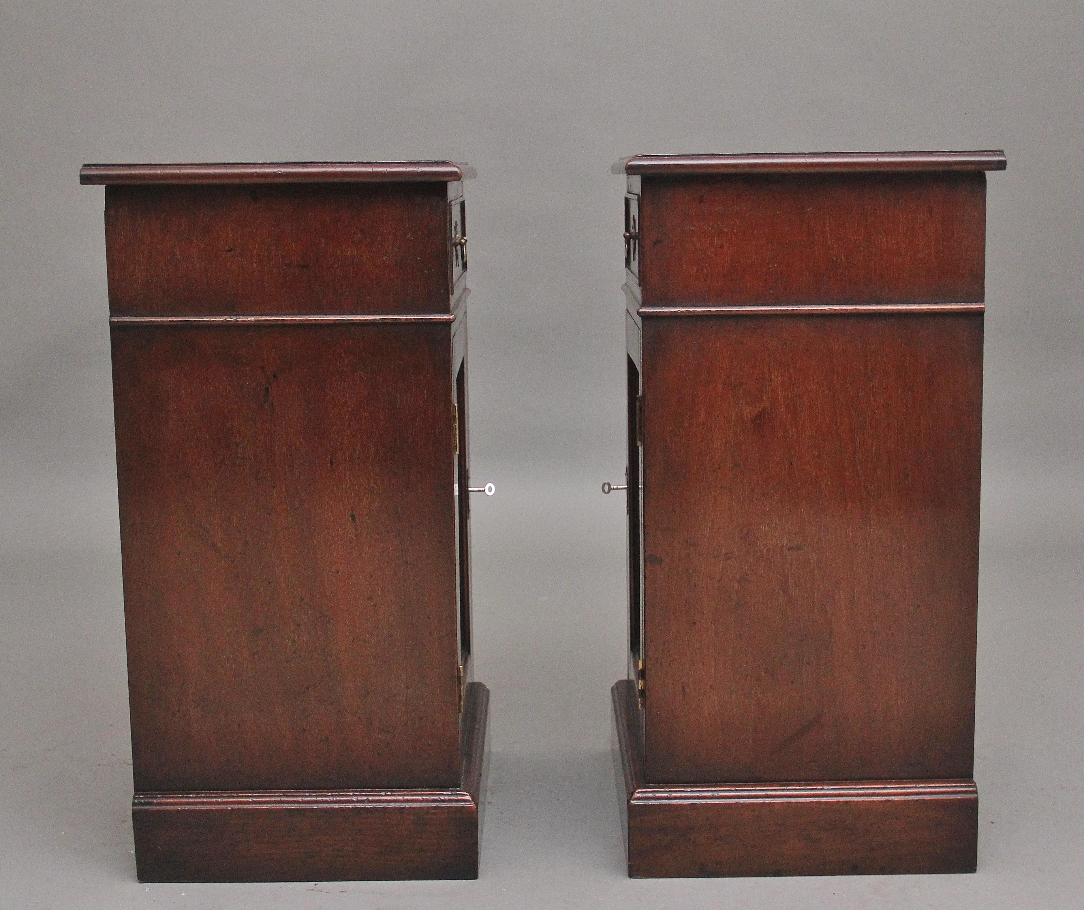 A pair of mahogany bedside cabinets  In Good Condition For Sale In Martlesham, GB