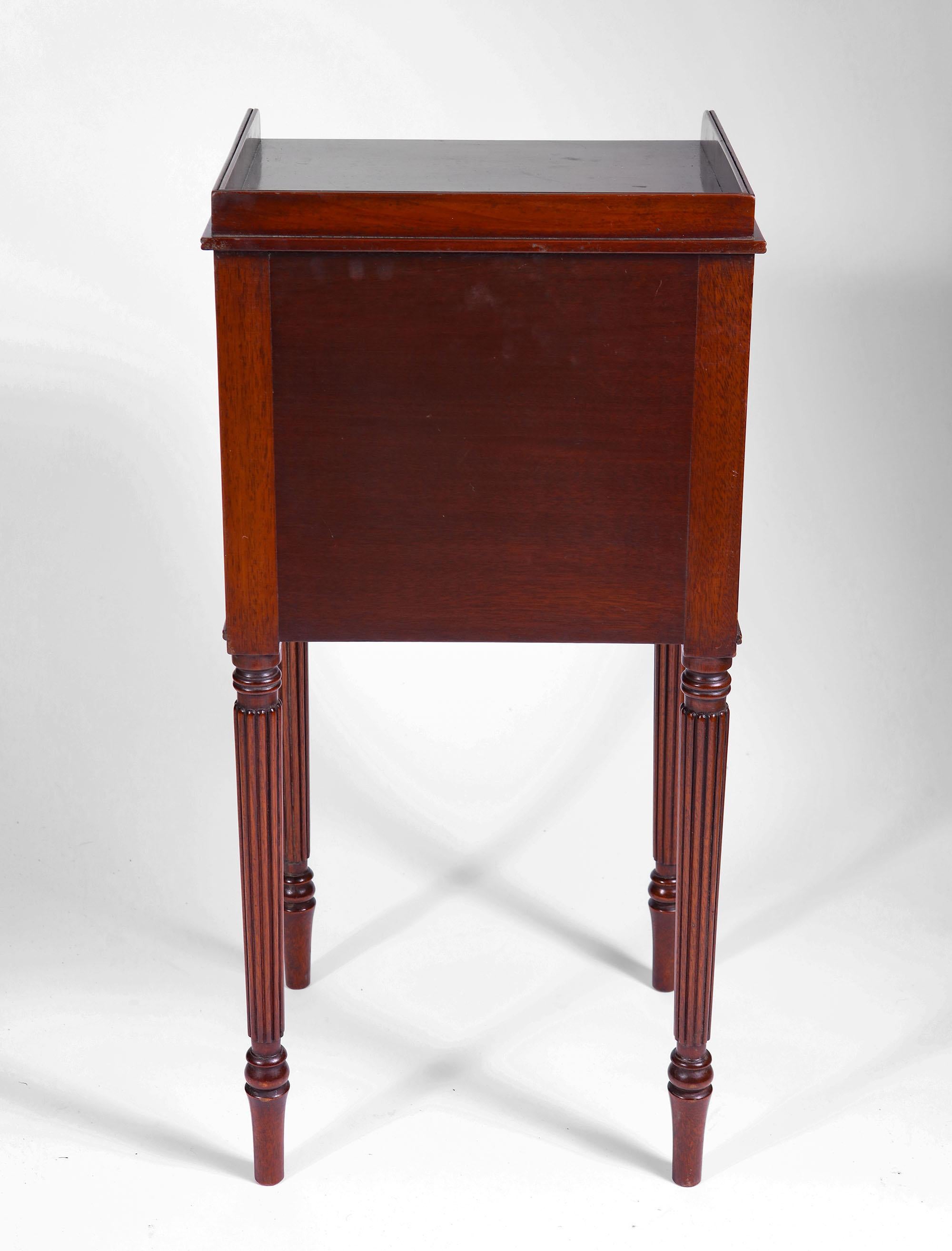 George III Pair of Mahogany Bedside Cabinets in the Manner of Gillows For Sale