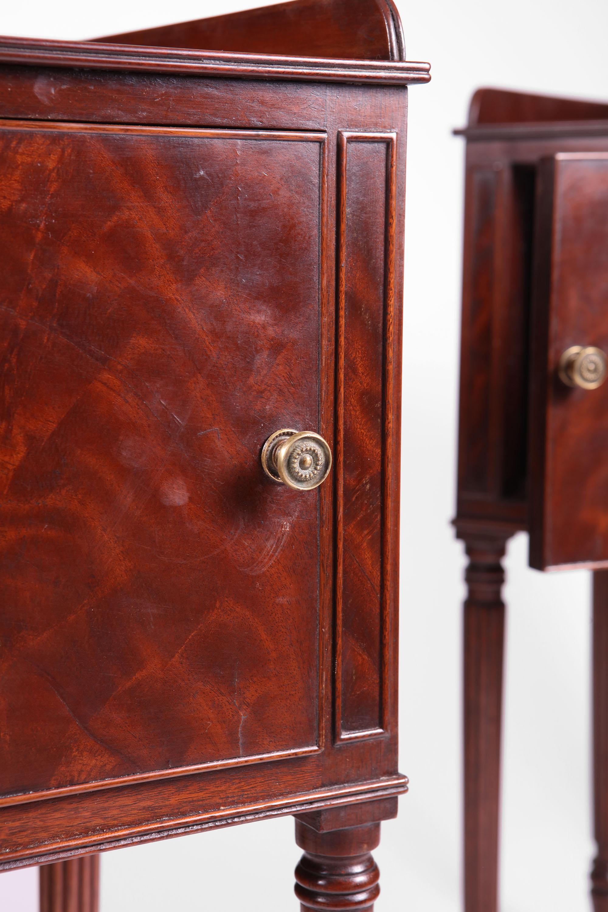 European Pair of Mahogany Bedside Cabinets in the Manner of Gillows For Sale