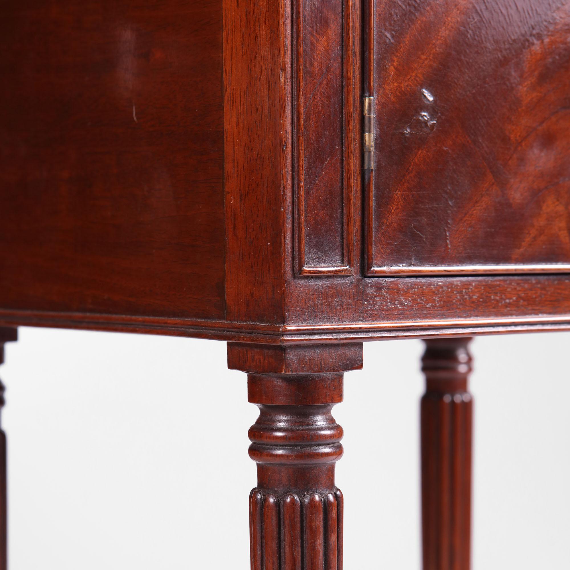 Pair of Mahogany Bedside Cabinets in the Manner of Gillows In Good Condition For Sale In London, by appointment only