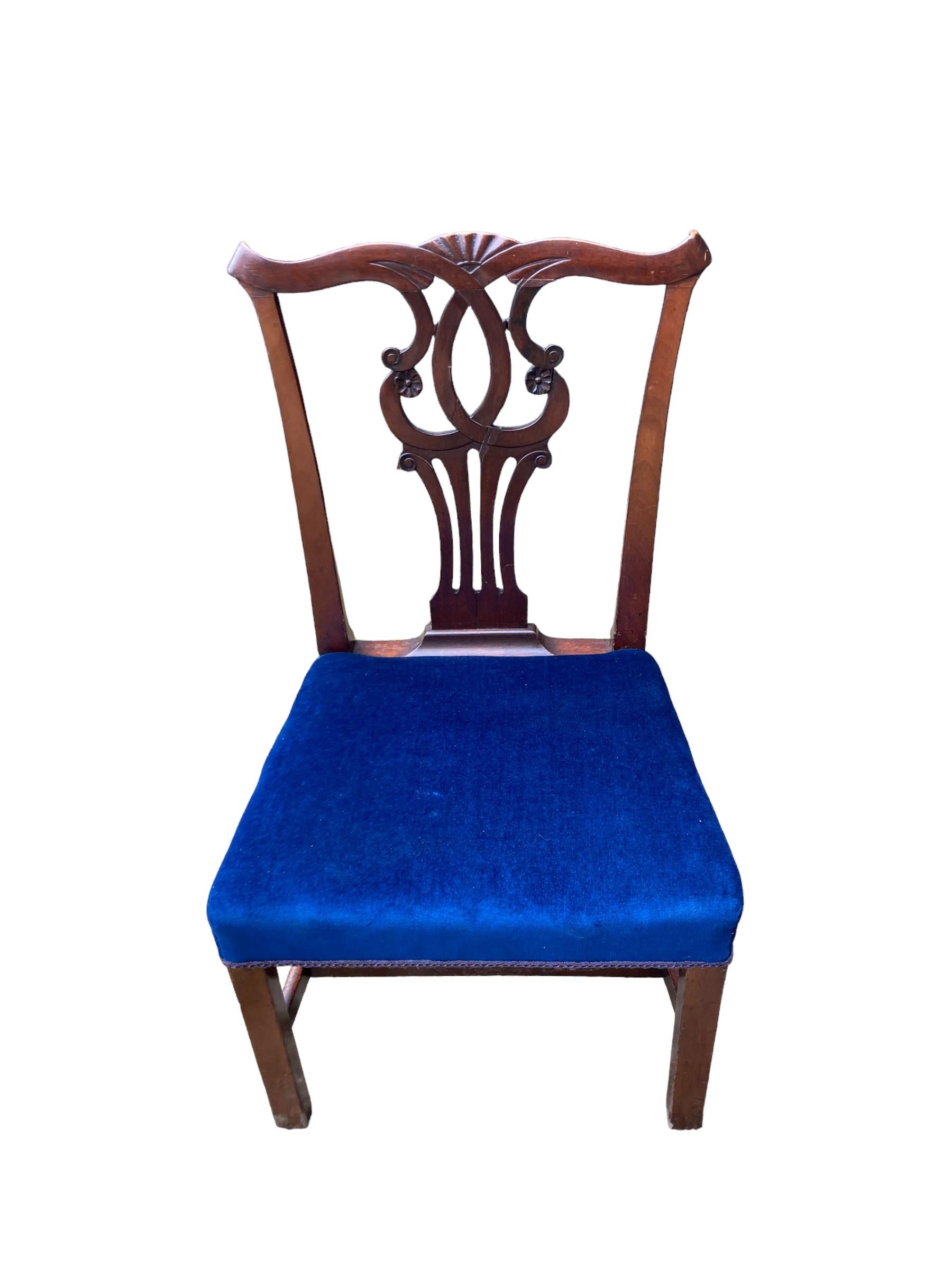 Britannique Une paire de chaises de salle à manger édouardiennes de style Chippendale en acajou. en vente