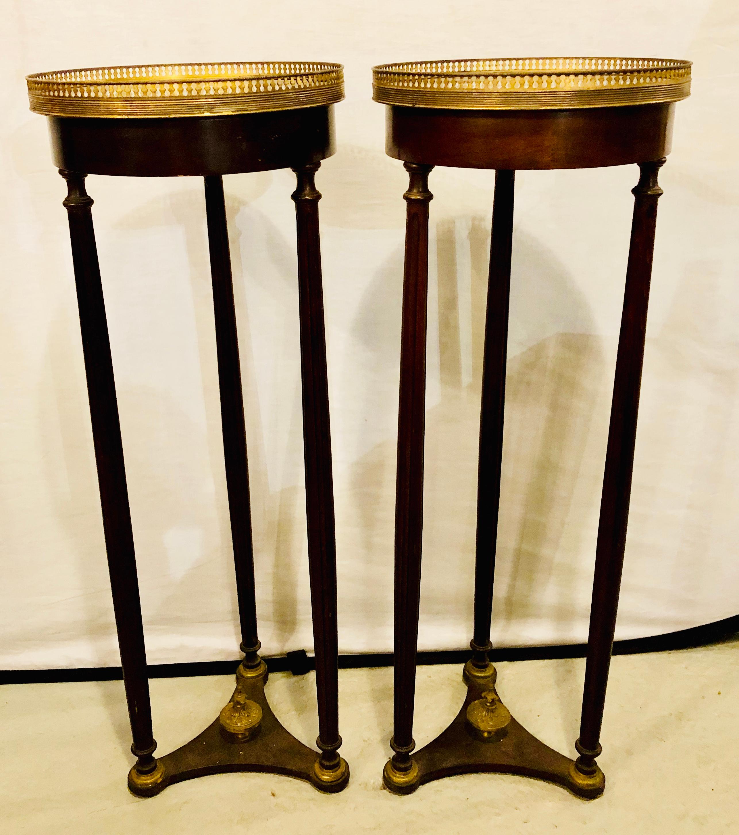 Pair of Mahogany Empire Marble-Top Pedestals In Good Condition In Stamford, CT