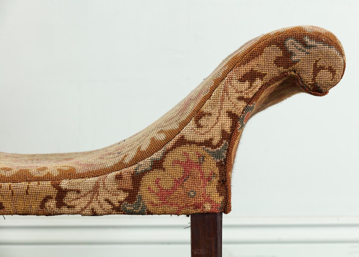Paire de sièges de fenêtre George II

Avec une tapisserie à l'aiguille et une forme généreuse à l'extérieur, sur des pieds carrés en acajou avec une civière centrale. A.I.C. C.C.

Hauteur : 62 cm, 24 3/8″.
Largeur : 93 cm, 36 5/8″.
Profondeur : 45