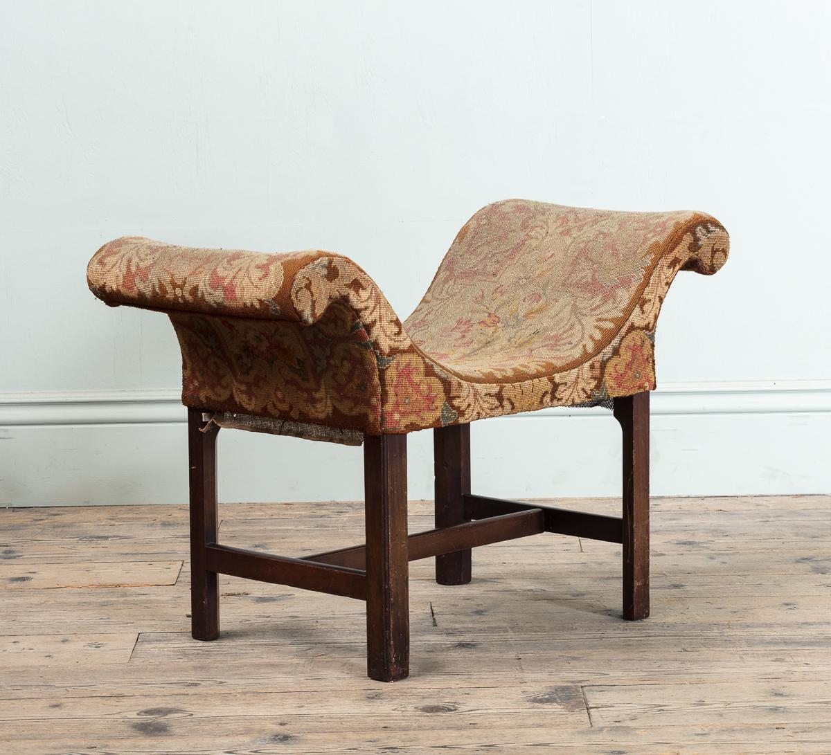 Anglais Paire de sièges de fenêtre George II en acajou avec tapisserie à l'aiguille en vente