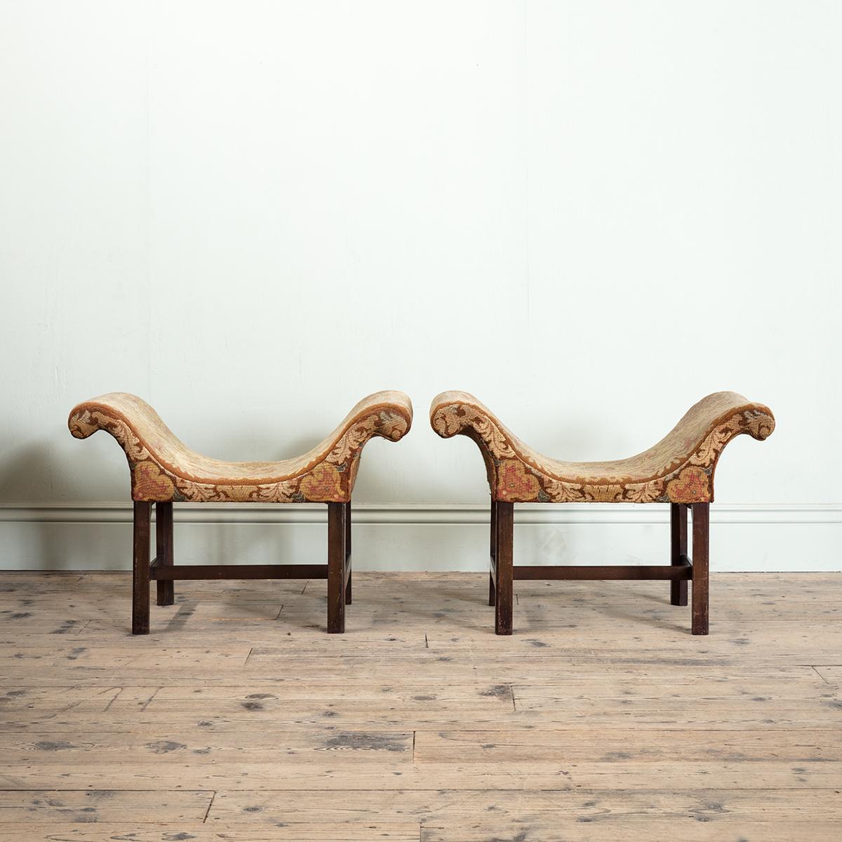Paire de sièges de fenêtre George II en acajou avec tapisserie à l'aiguille Bon état - En vente à London, GB