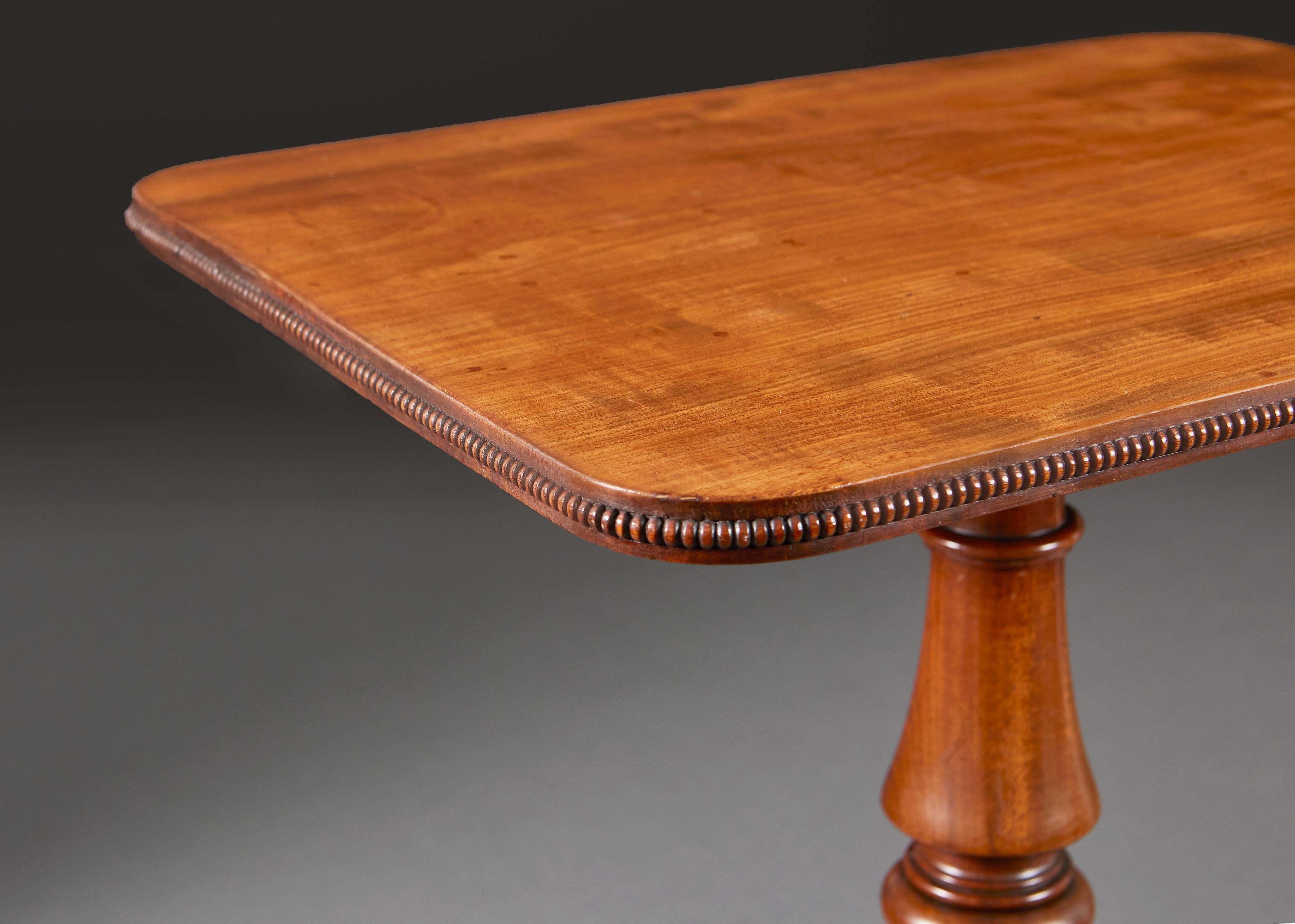 A pair of mahogany occasional tables in the manner of Gillows  In Good Condition For Sale In London, GB