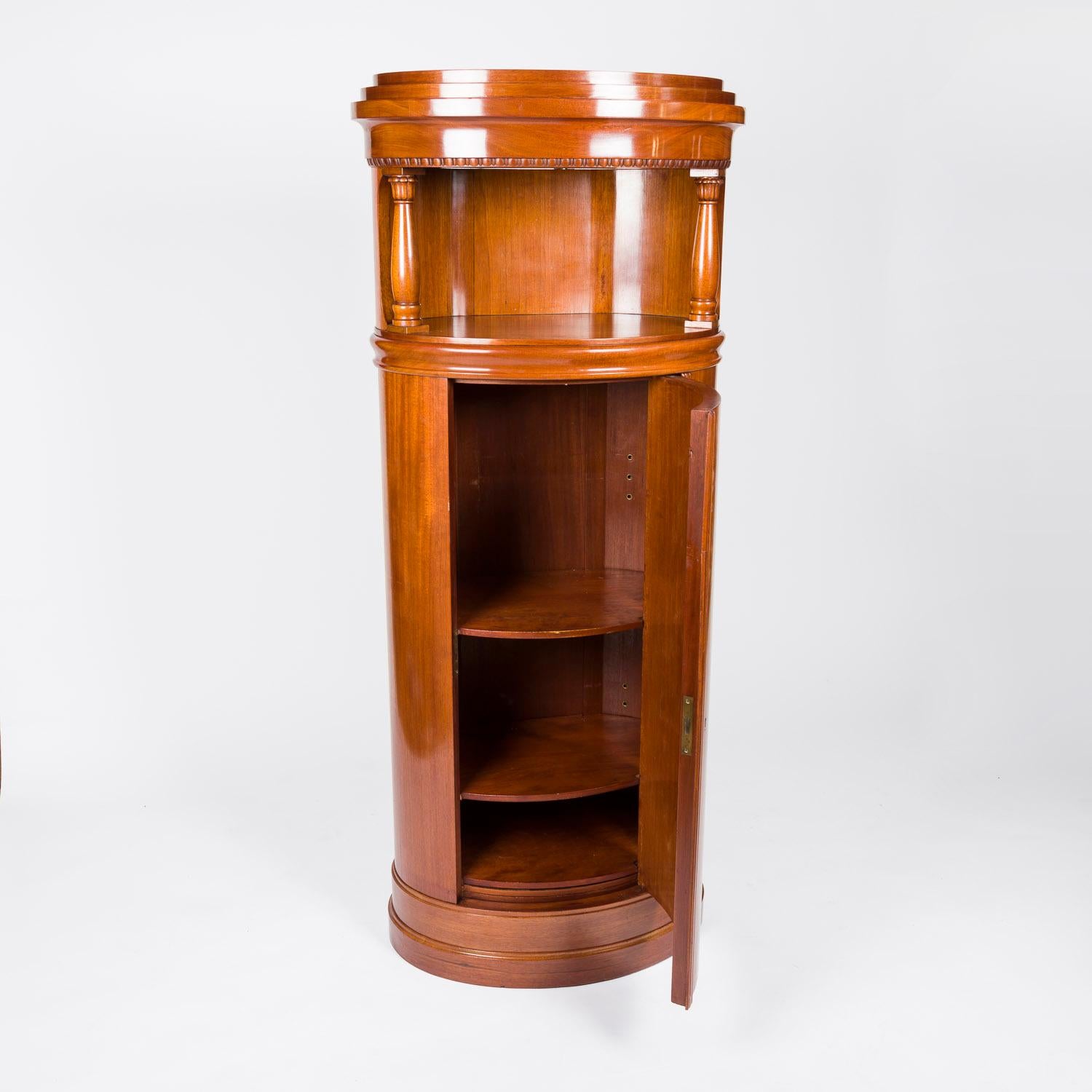 Danish A pair of mahogany oval cabinets, Denmark, circa 1910. For Sale