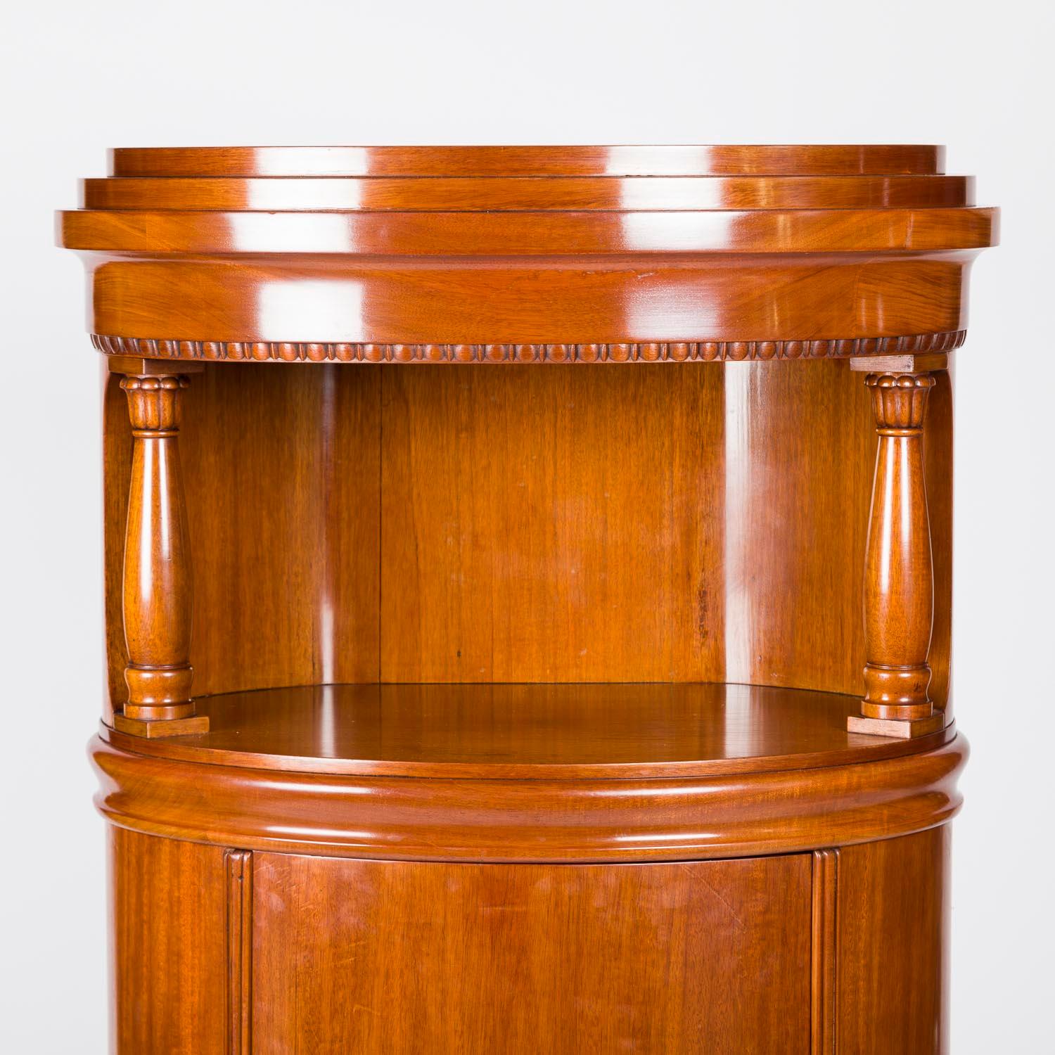20th Century A pair of mahogany oval cabinets, Denmark, circa 1910. For Sale