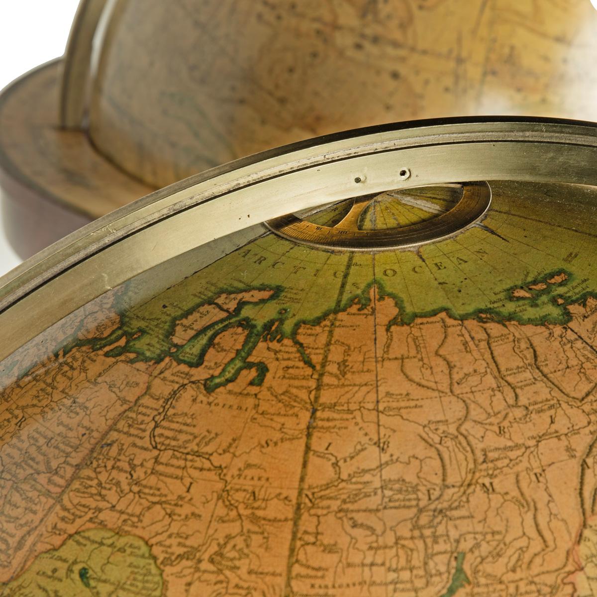 Regency Paire de globes de style Régence en acajou de 21 pouces par J&W Cary, datés de 1799 et 1819 en vente