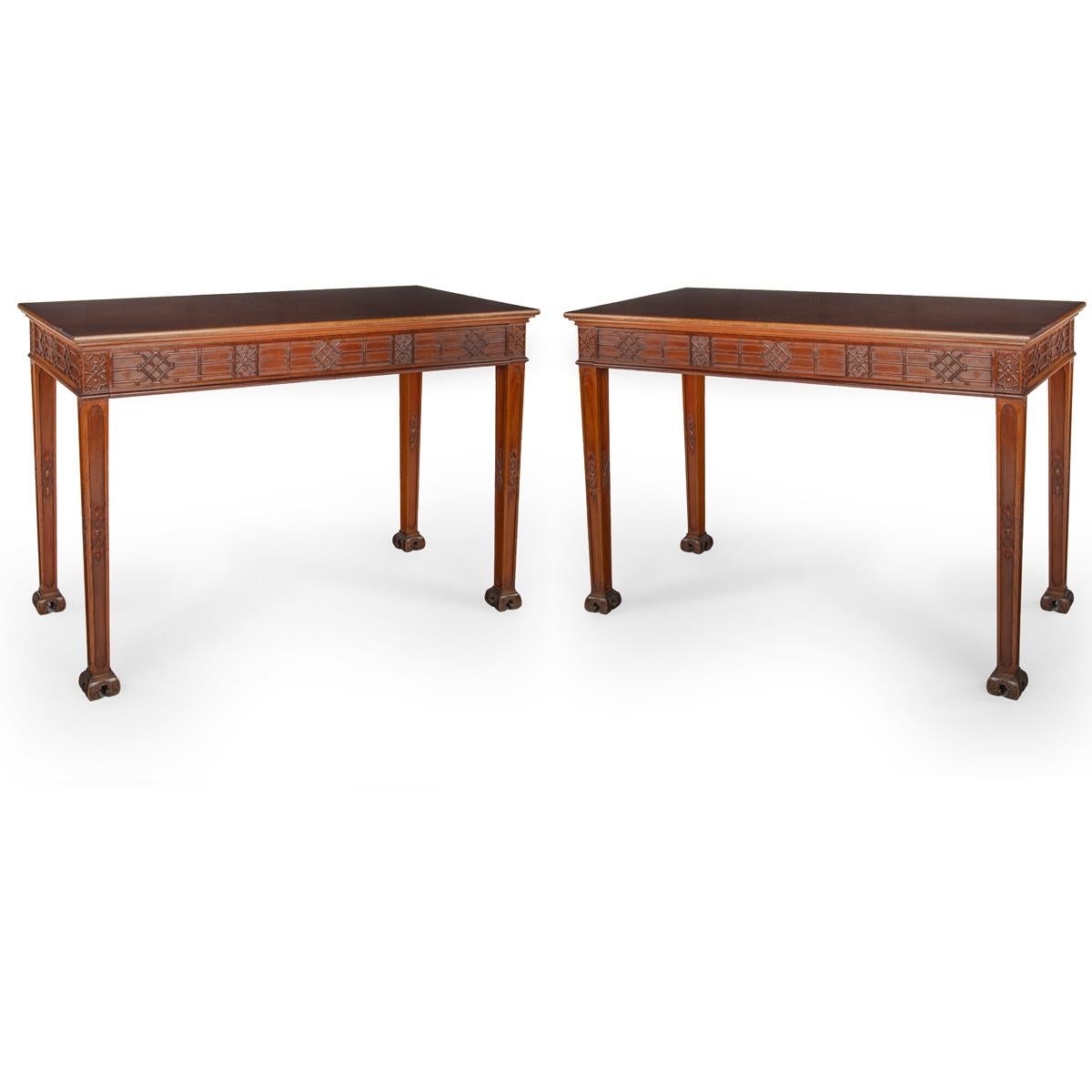 Paire de tables de service ou d'appoint en acajou à la manière de George III Chinoiserie, c.1900 

De forme rectangulaire, les plateaux en porte-à-faux sont soutenus par une frise à décor de chinoiseries aveugles dissimulant un tiroir sur toute la