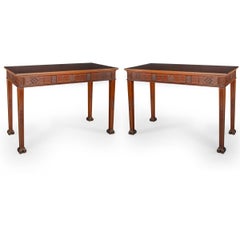 Paire de tables de service ou d'appoint en acajou de style George III Chinoiserie