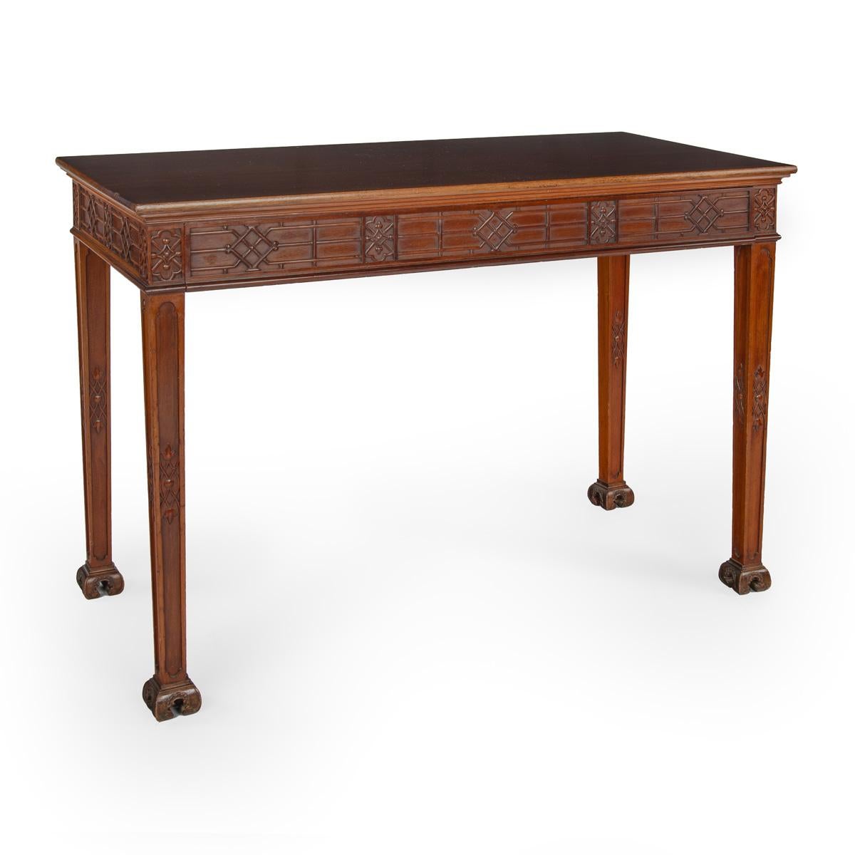 Anglais Paire de tables de service ou d'appoint en acajou de style George III Chinoiserie en vente