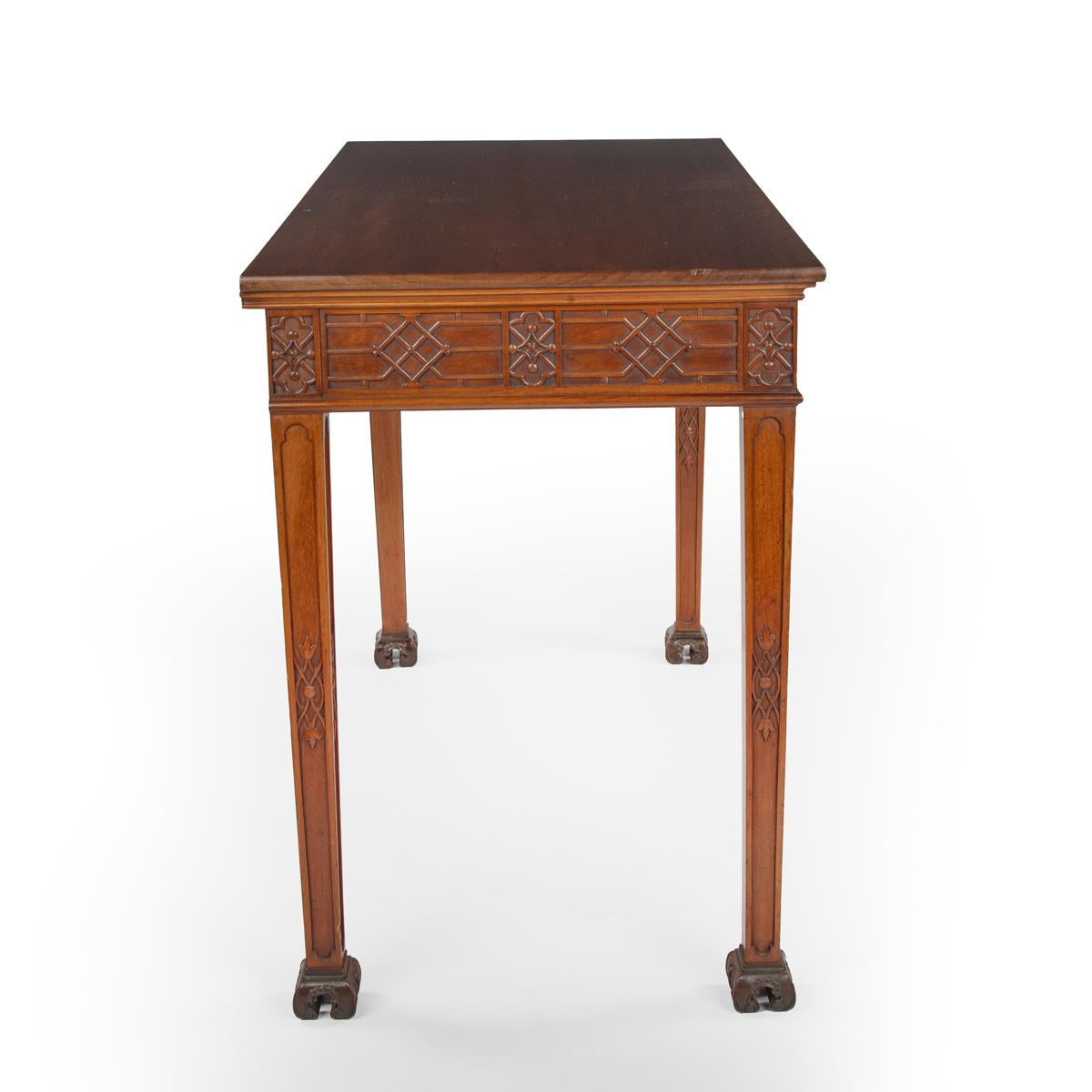 Paire de tables de service ou d'appoint en acajou de style George III Chinoiserie Bon état - En vente à Lymington, Hampshire