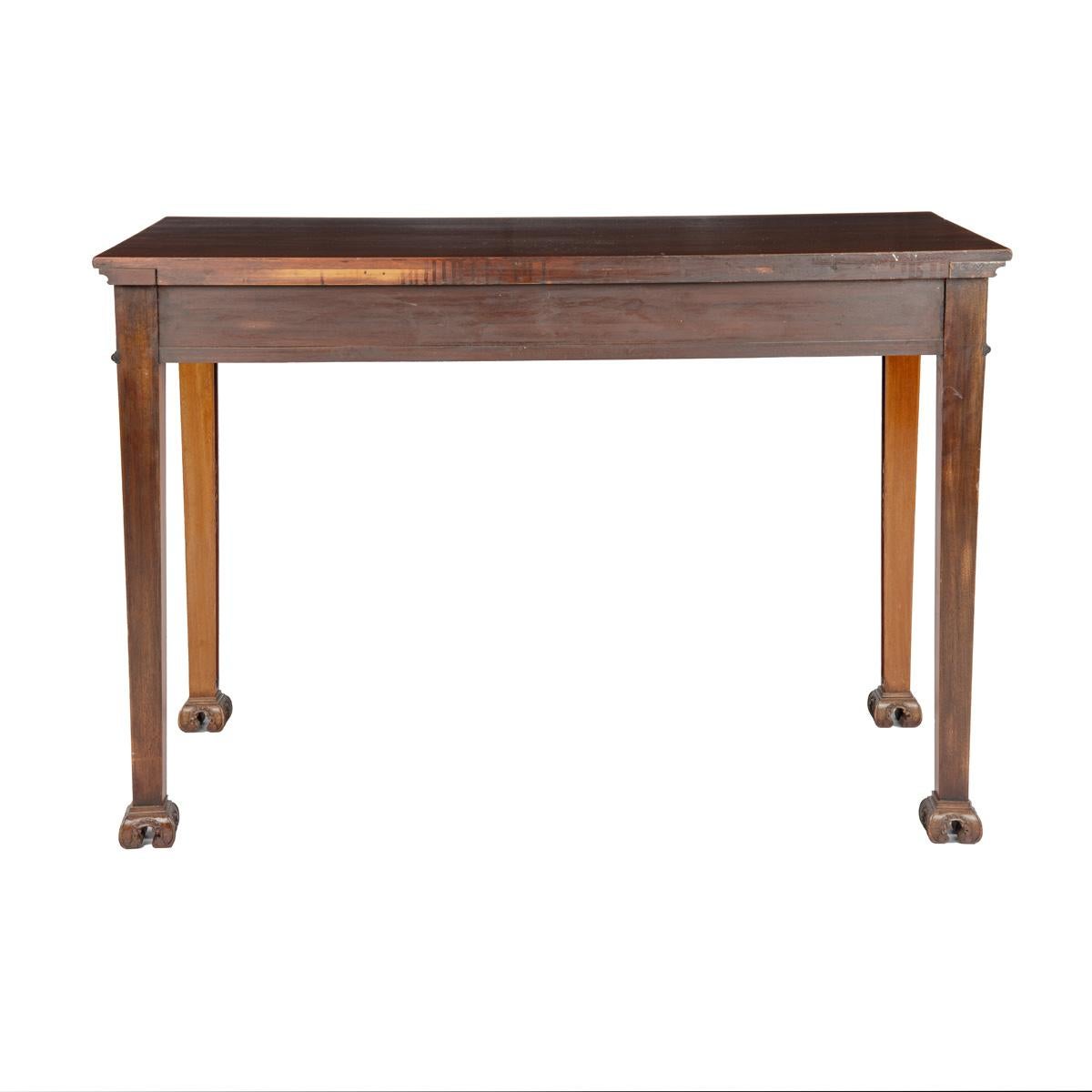 20ième siècle Paire de tables de service ou d'appoint en acajou de style George III Chinoiserie en vente