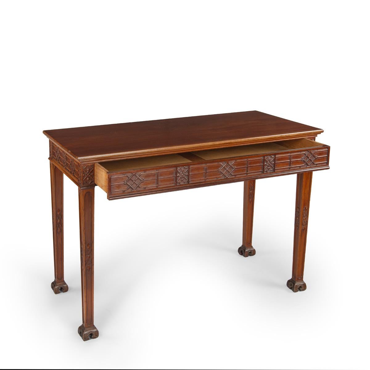 Acajou Paire de tables de service ou d'appoint en acajou de style George III Chinoiserie en vente