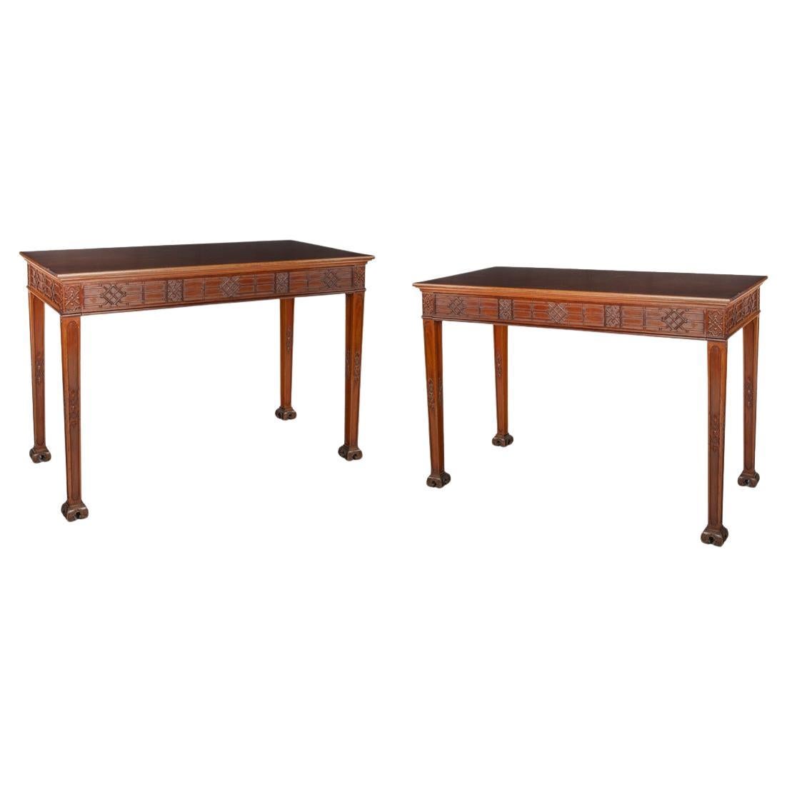 Paire de tables de service ou d'appoint en acajou de style George III Chinoiserie en vente