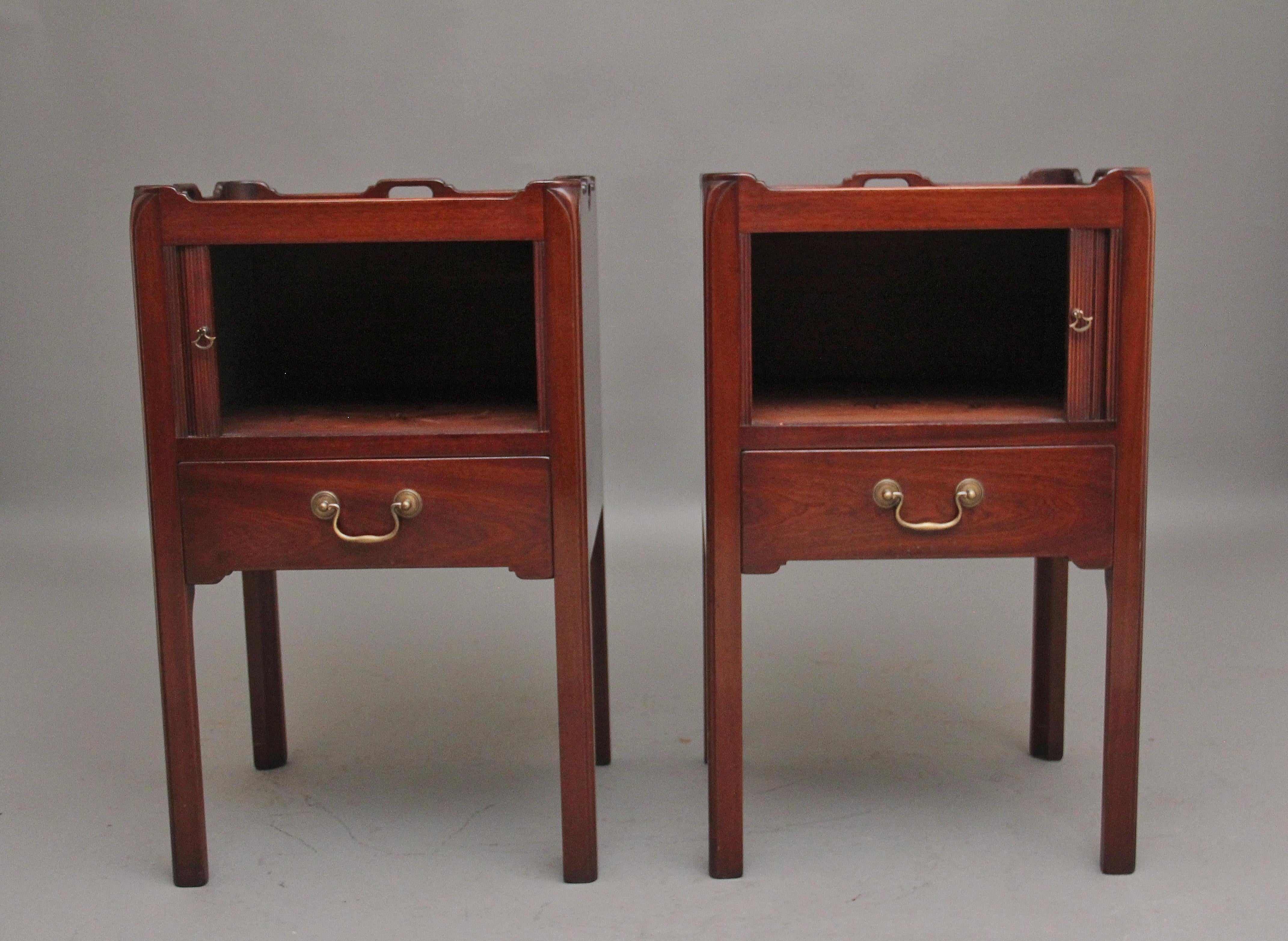 British A pair of mahogany tray top bedside cabinets in the Georgian style For Sale