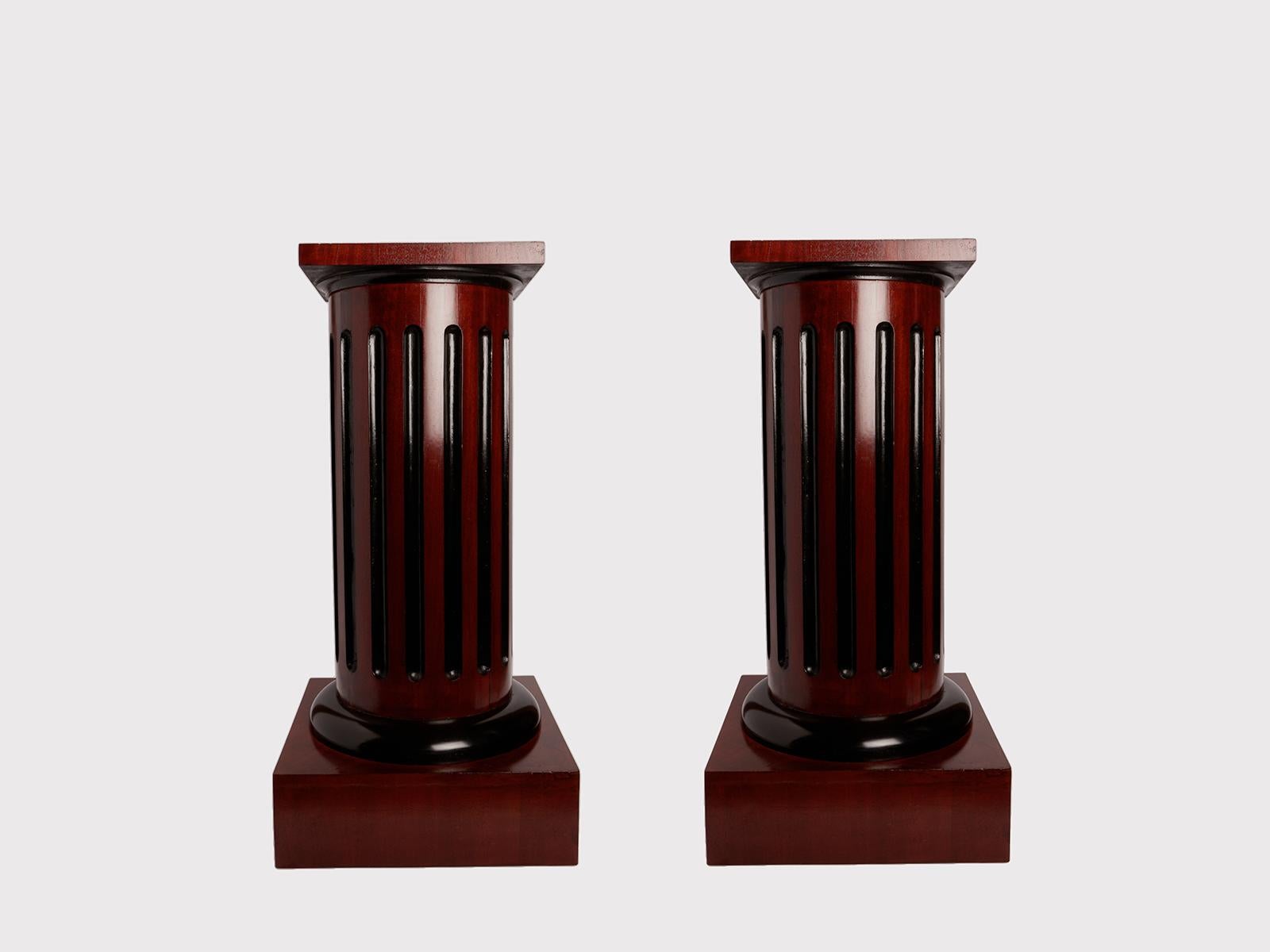Dieses Paar kleiner runder russischer Säulen im Biedermeir-Stil ist aus Obstholz mit Mahagoni-Furnier gefertigt. Die Kanneluren der Säule sind schwarz lackiert. Russland um 1890. 