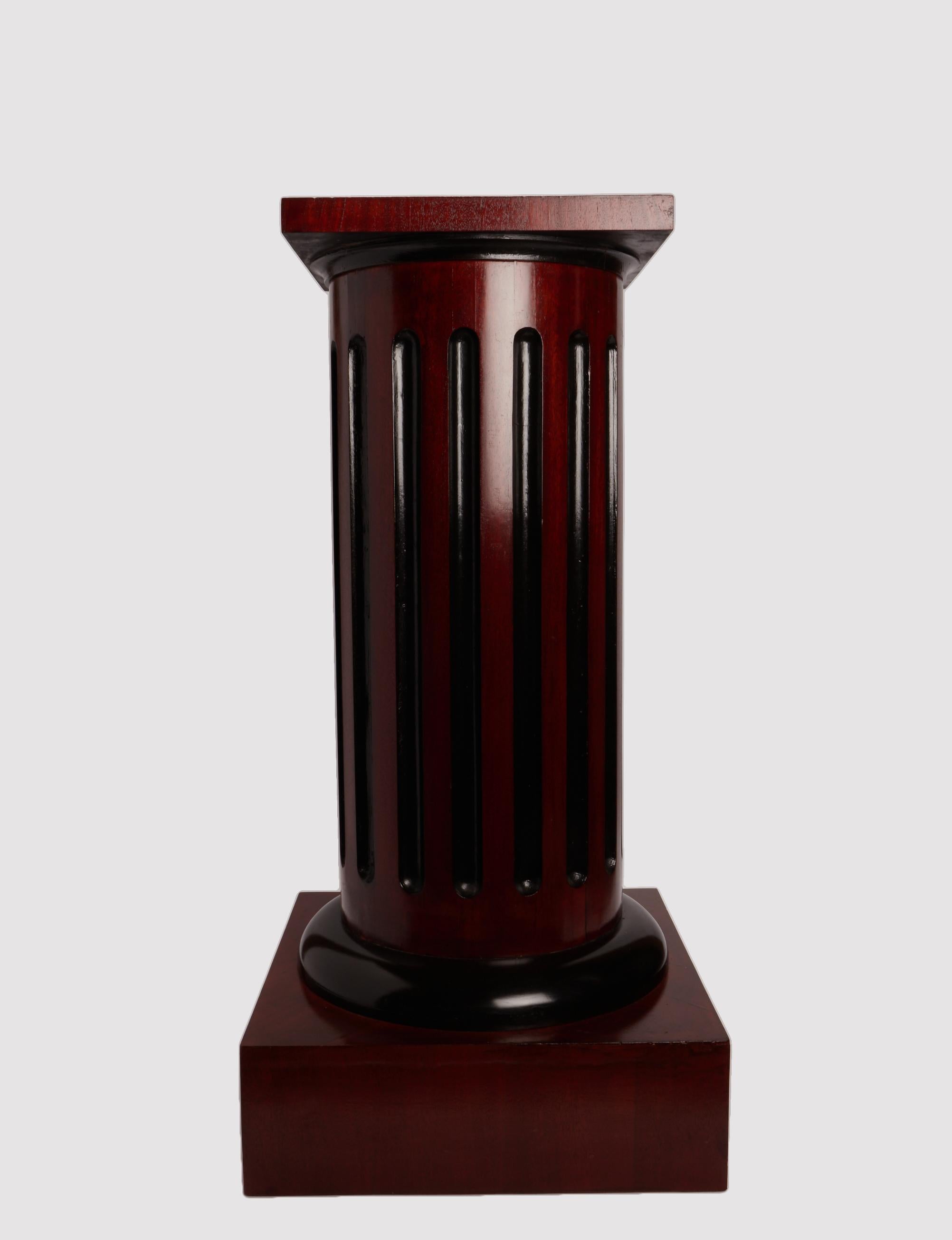 A pair of mahogany veneer Biedermeier columns, Russia 1890. In Good Condition For Sale In Milan, IT