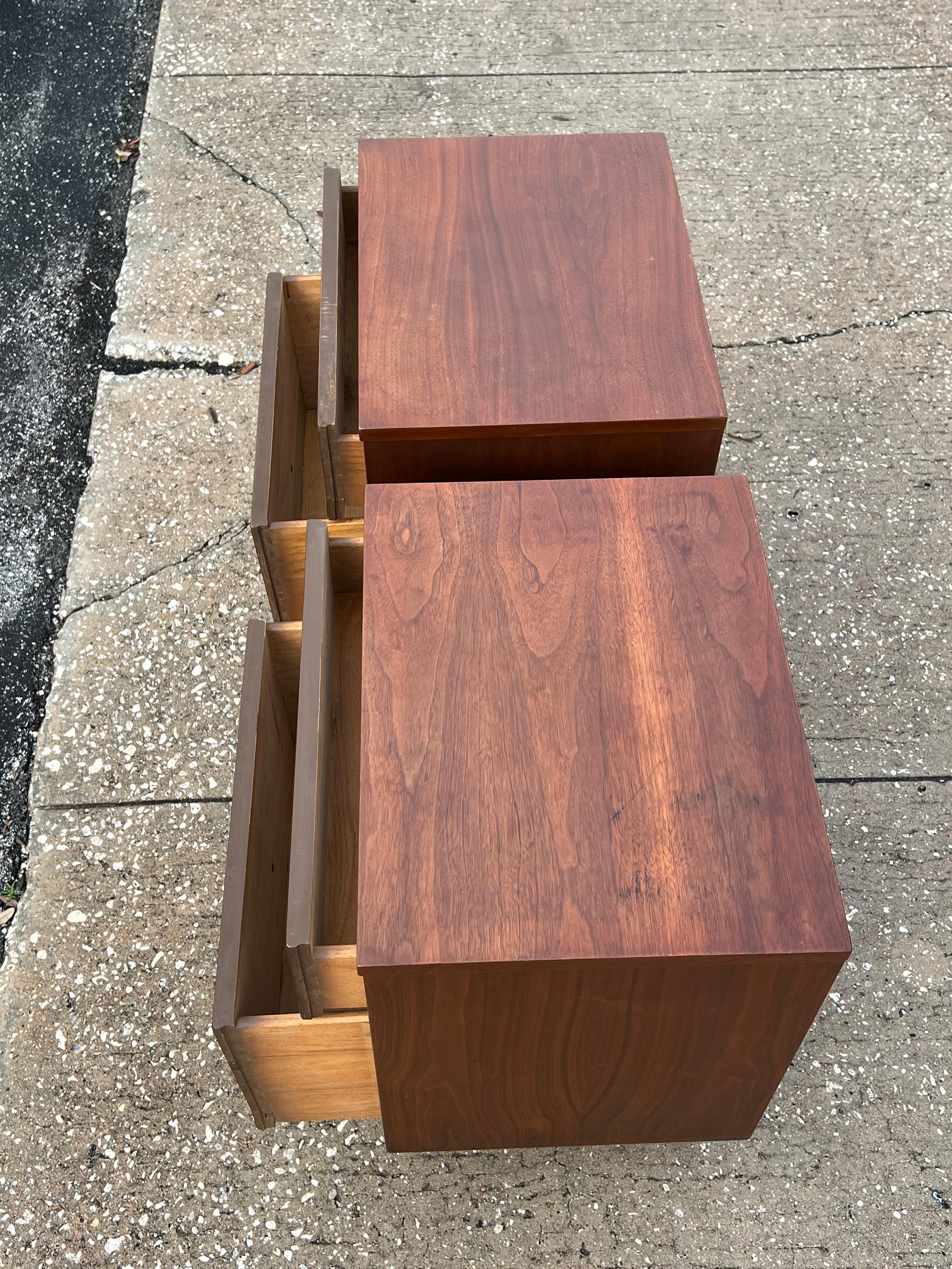 A Pair of Mainline by Hooker Mid Century Night Stands ca' 1960's In Good Condition For Sale In St.Petersburg, FL