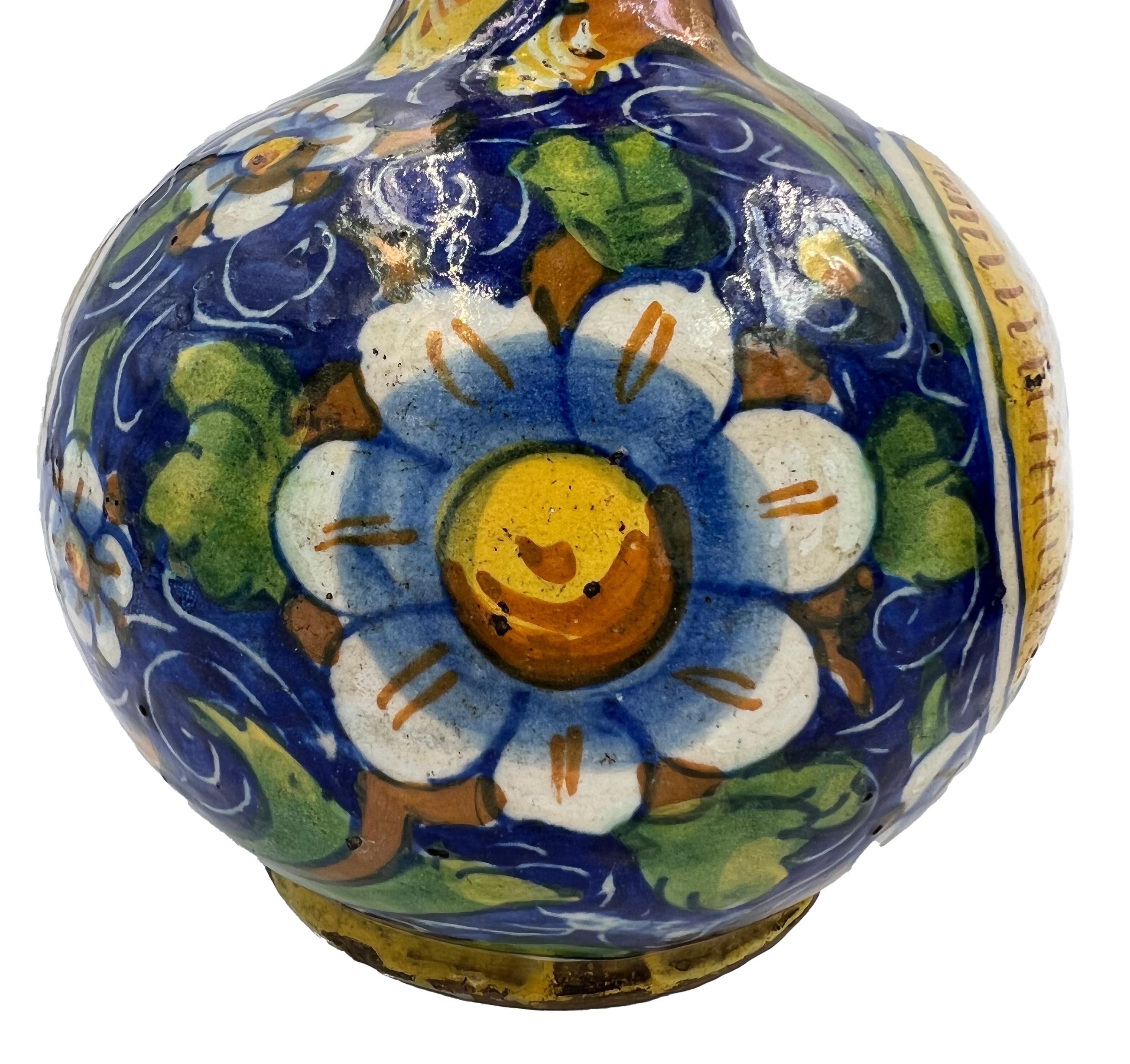 Paire de vases polychromes en majolique, Italie, 18ème siècle en vente 2