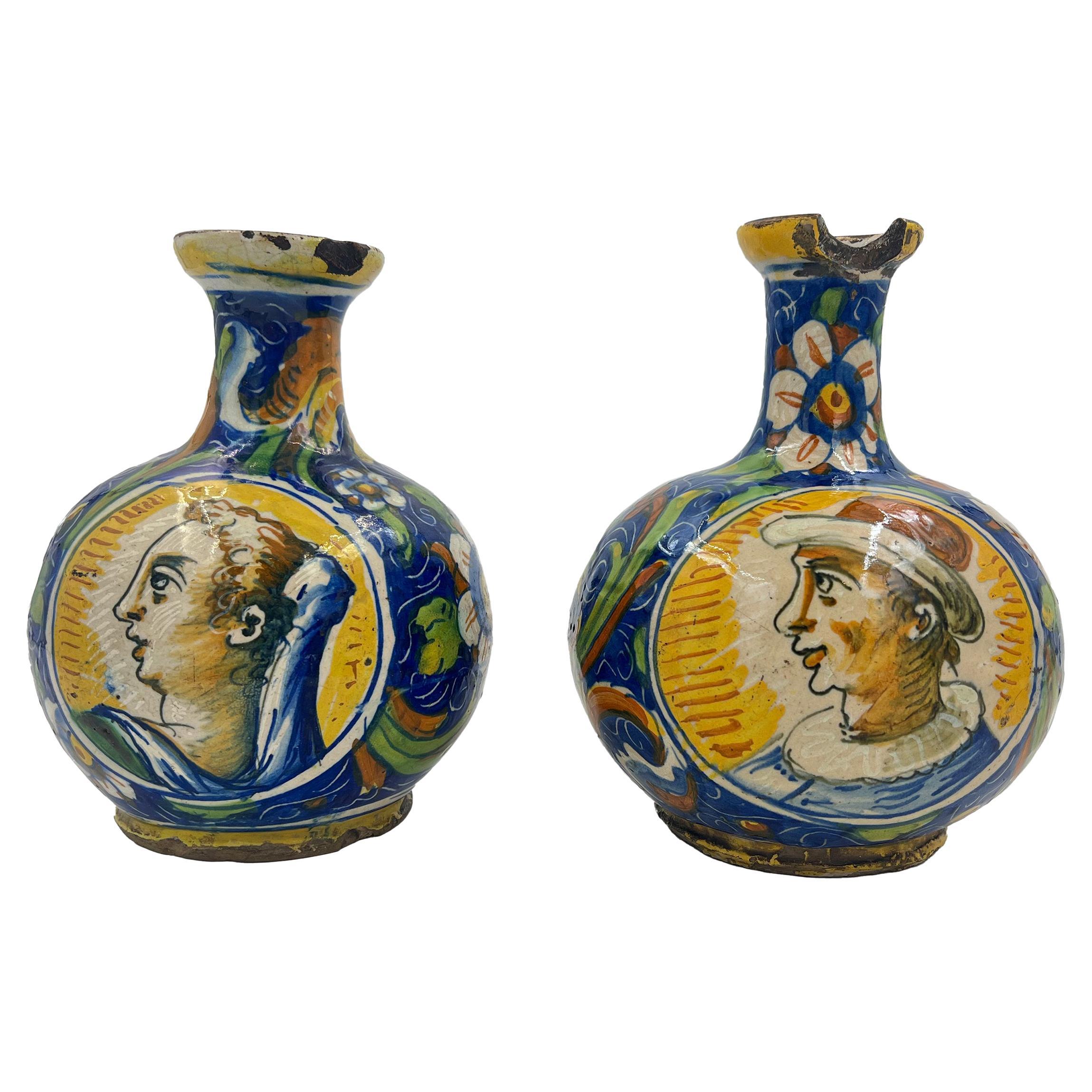 Paire de vases polychromes en majolique, Italie, 18ème siècle en vente