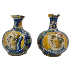 Paire de vases polychromes en majolique, Italie, 18ème siècle