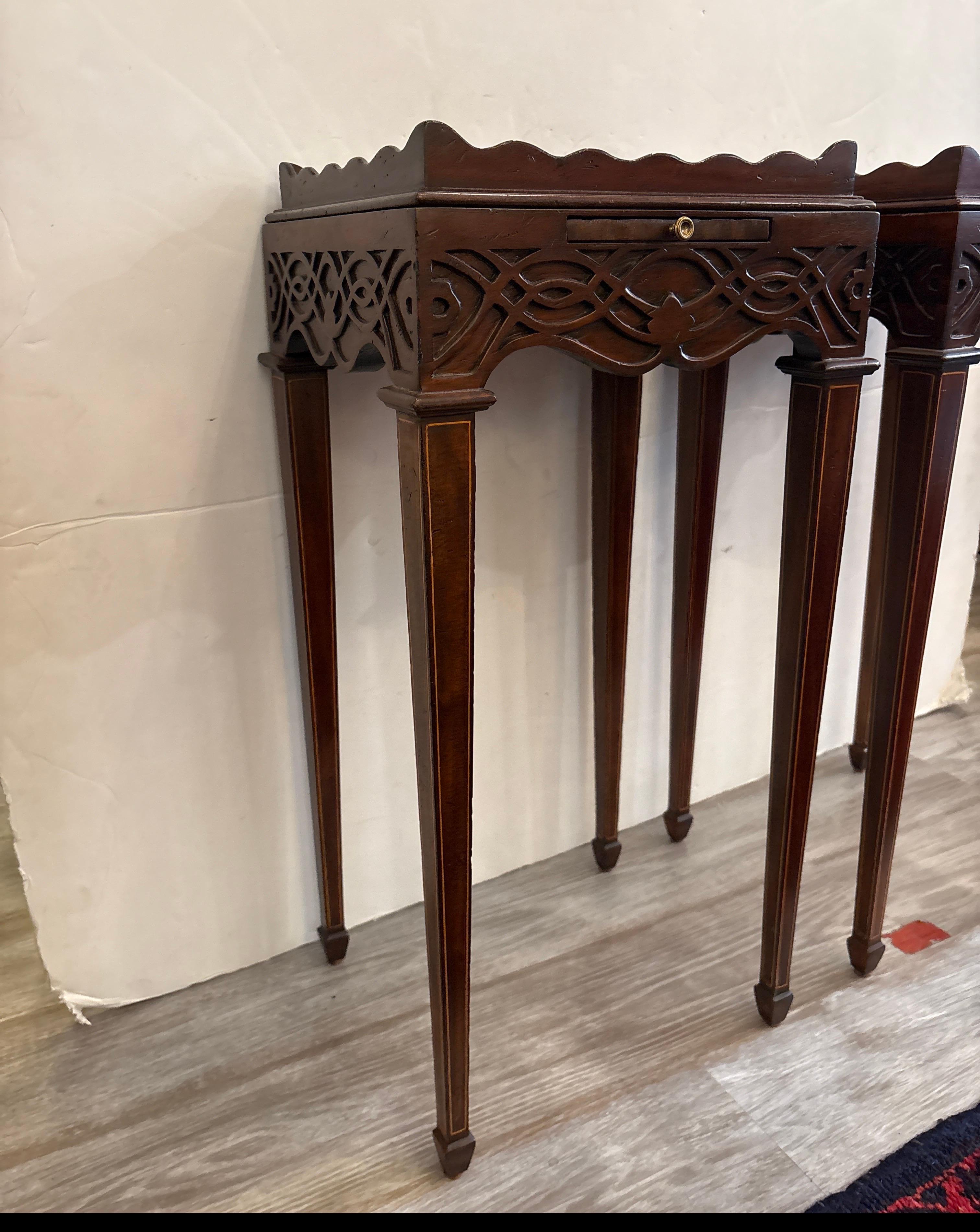 Una bella coppia di tavolini in stile Chippendale intagliati a mano da Maitland Smith con foglie di candela estraibili.  Il ricco legno di mogano con gambe affusolate con matita in legno satinato. Il piano presenta un bordo smerlato a galleria. Alto