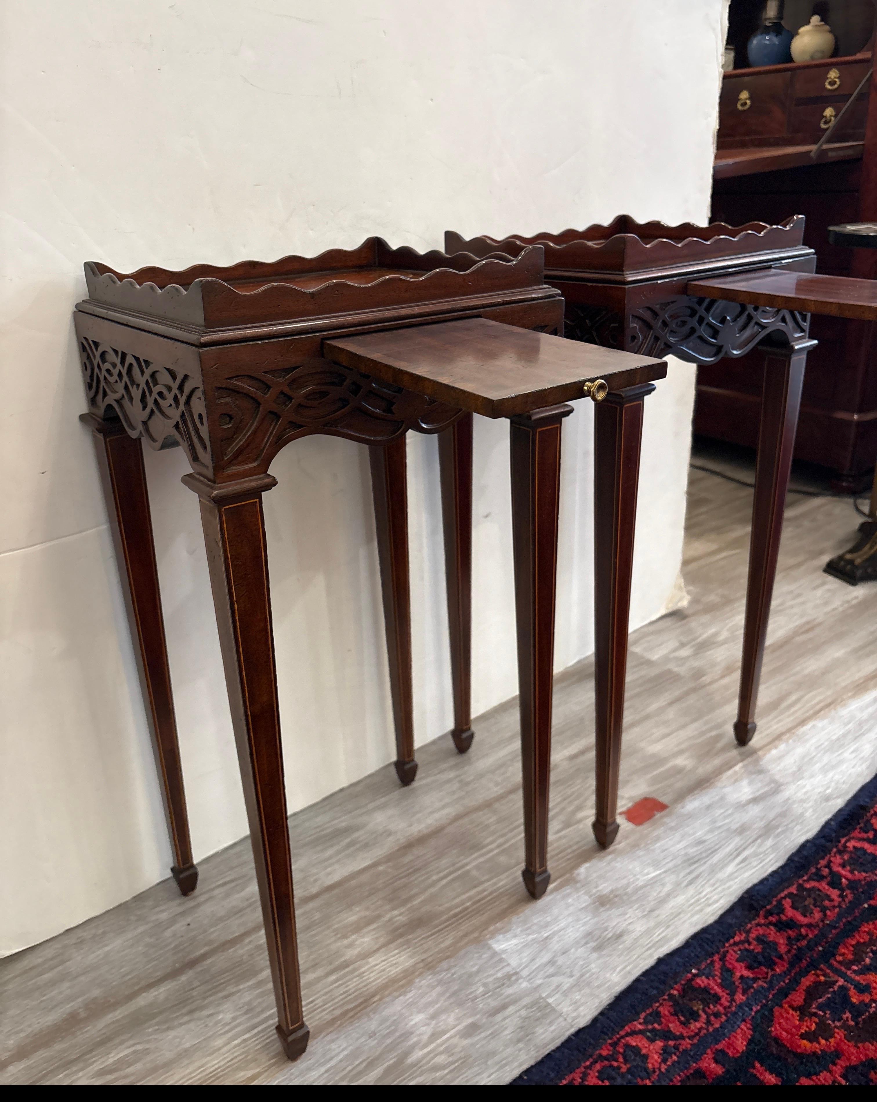 Chippendale Coppia di tavoli da appoggio per bollitori in mogano di Maitland Smith in vendita
