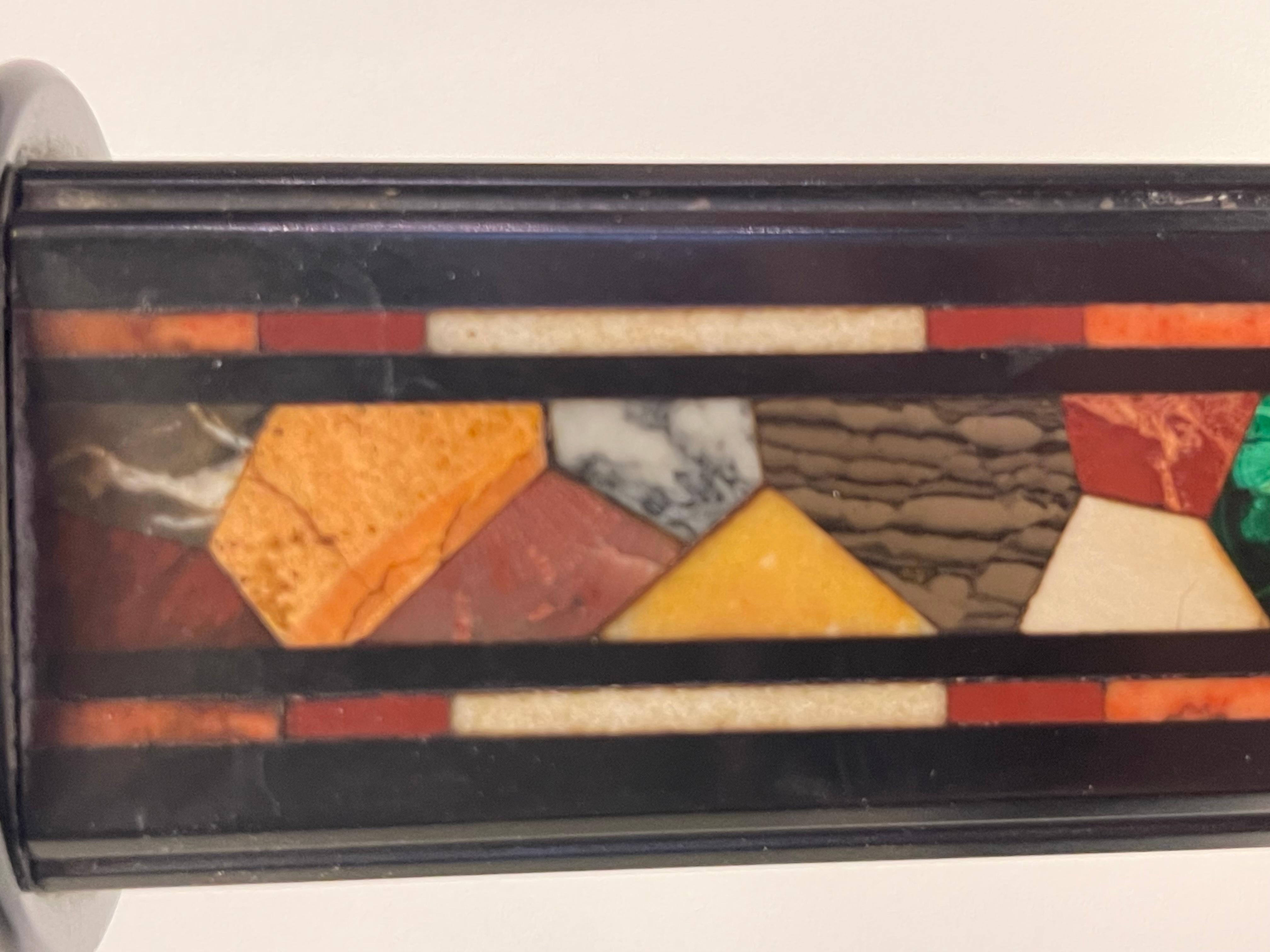 Coppia di candelieri in marmo e pietradura, Inghilterra, 1850. in vendita 5