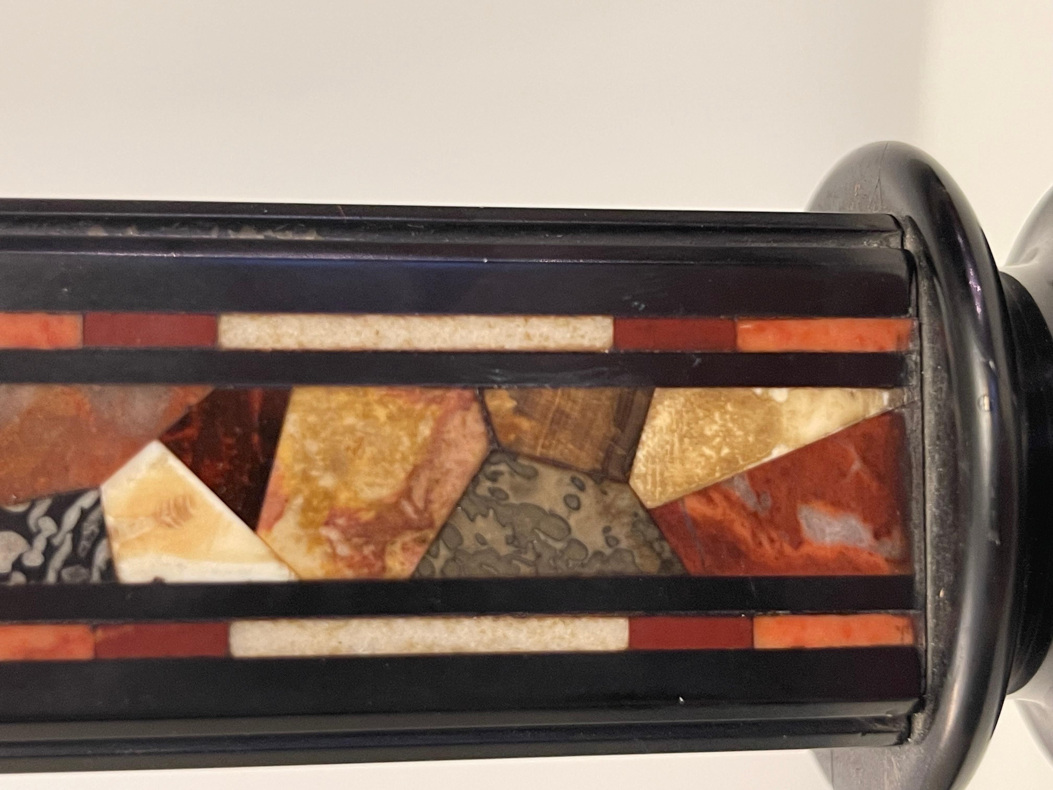 Coppia di candelieri in marmo e pietradura, Inghilterra, 1850. in vendita 6