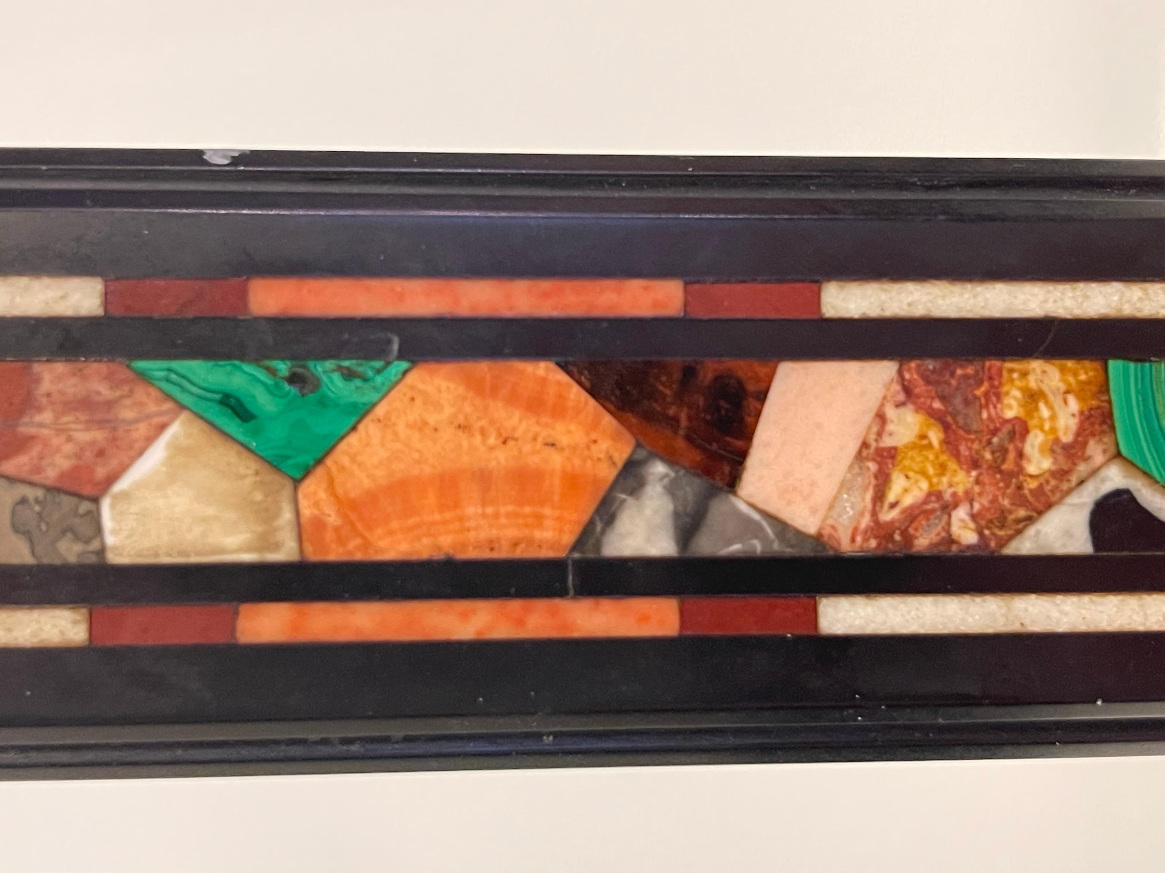 Coppia di candelieri in marmo e pietradura, Inghilterra, 1850. in vendita 7