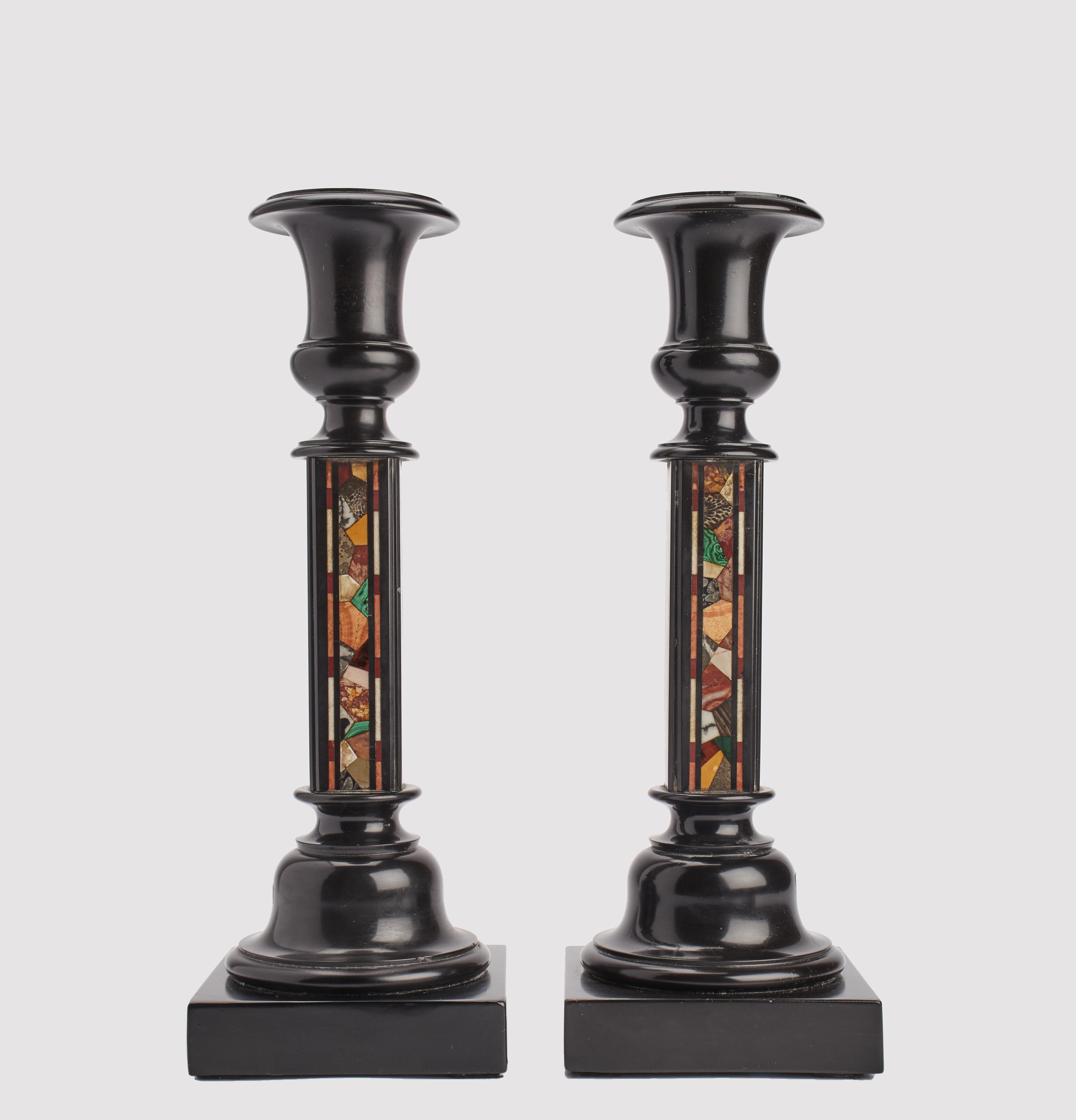 Coppia di candelieri Grand Tour, realizzati in marmo nero assoluto o nero belga con intarsi a mosaico in pietradura. Gran Bretagna, metà del XIX secolo.