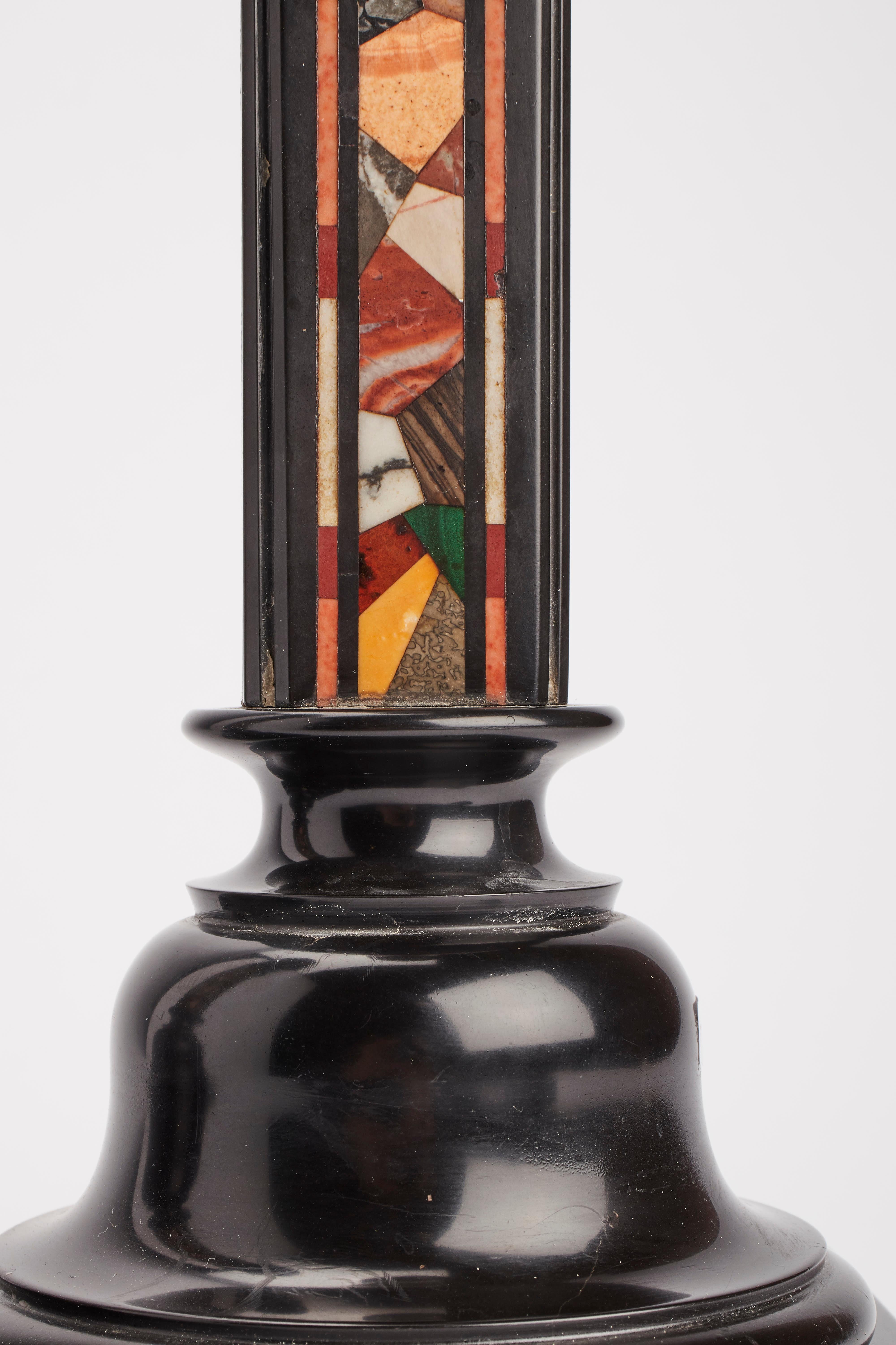 Inglese Coppia di candelieri in marmo e pietradura, Inghilterra, 1850. in vendita